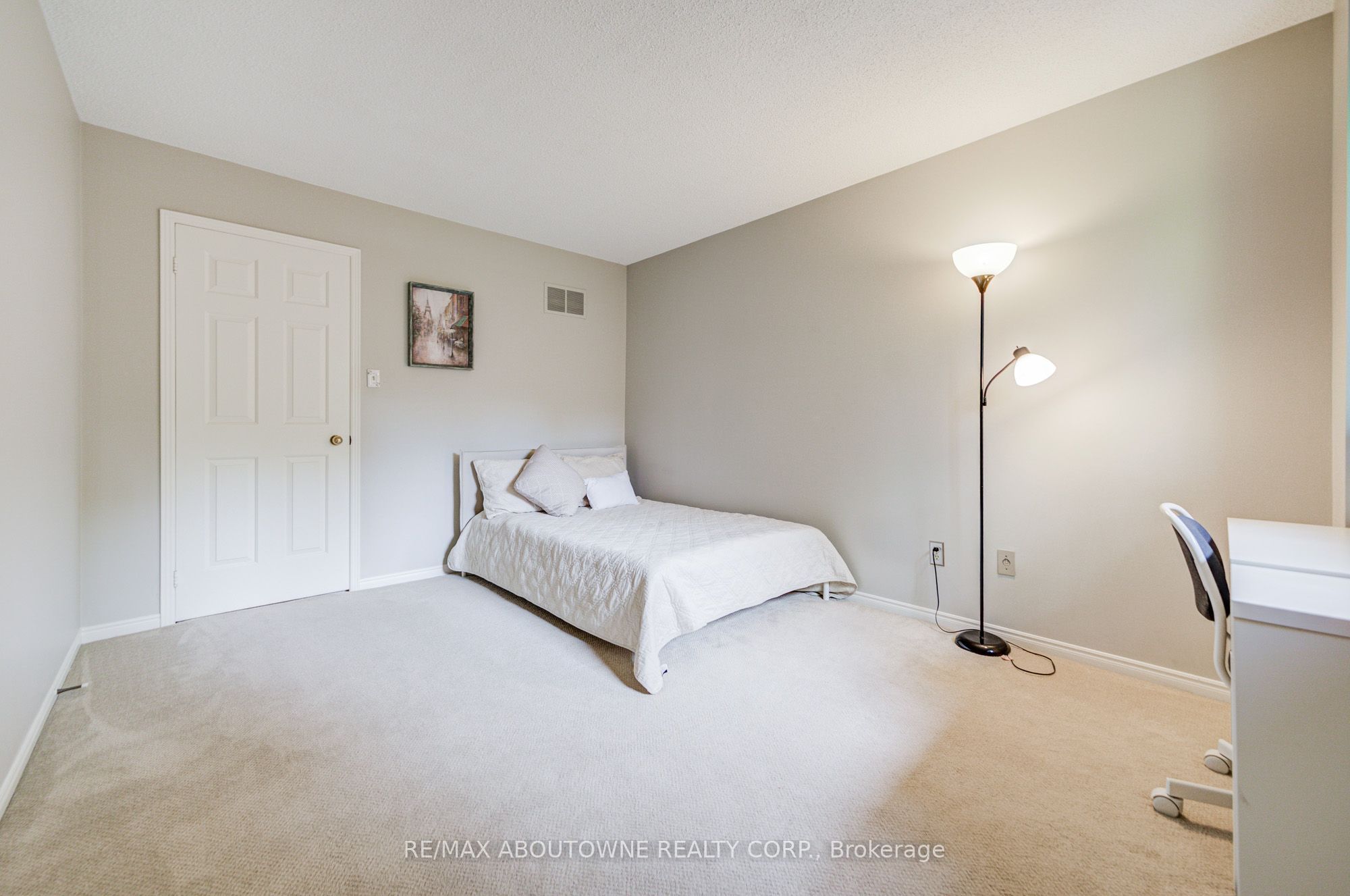 1511 Stoneybrook Trail, Oakville ‣ W13722998 1511 Stoneybrook Trail, Oakville ‣ W13722998