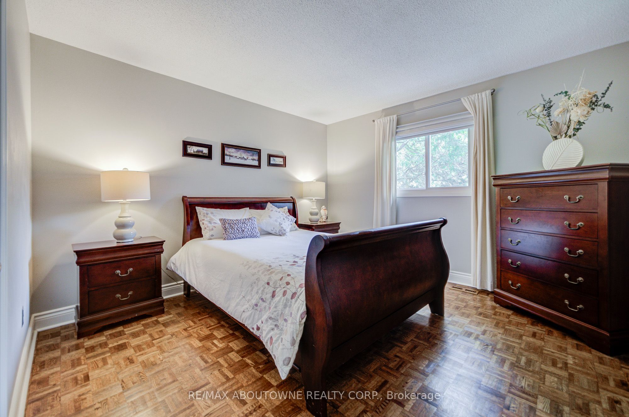 1511 Stoneybrook Trail, Oakville ‣ W13722998 1511 Stoneybrook Trail, Oakville ‣ W13722998