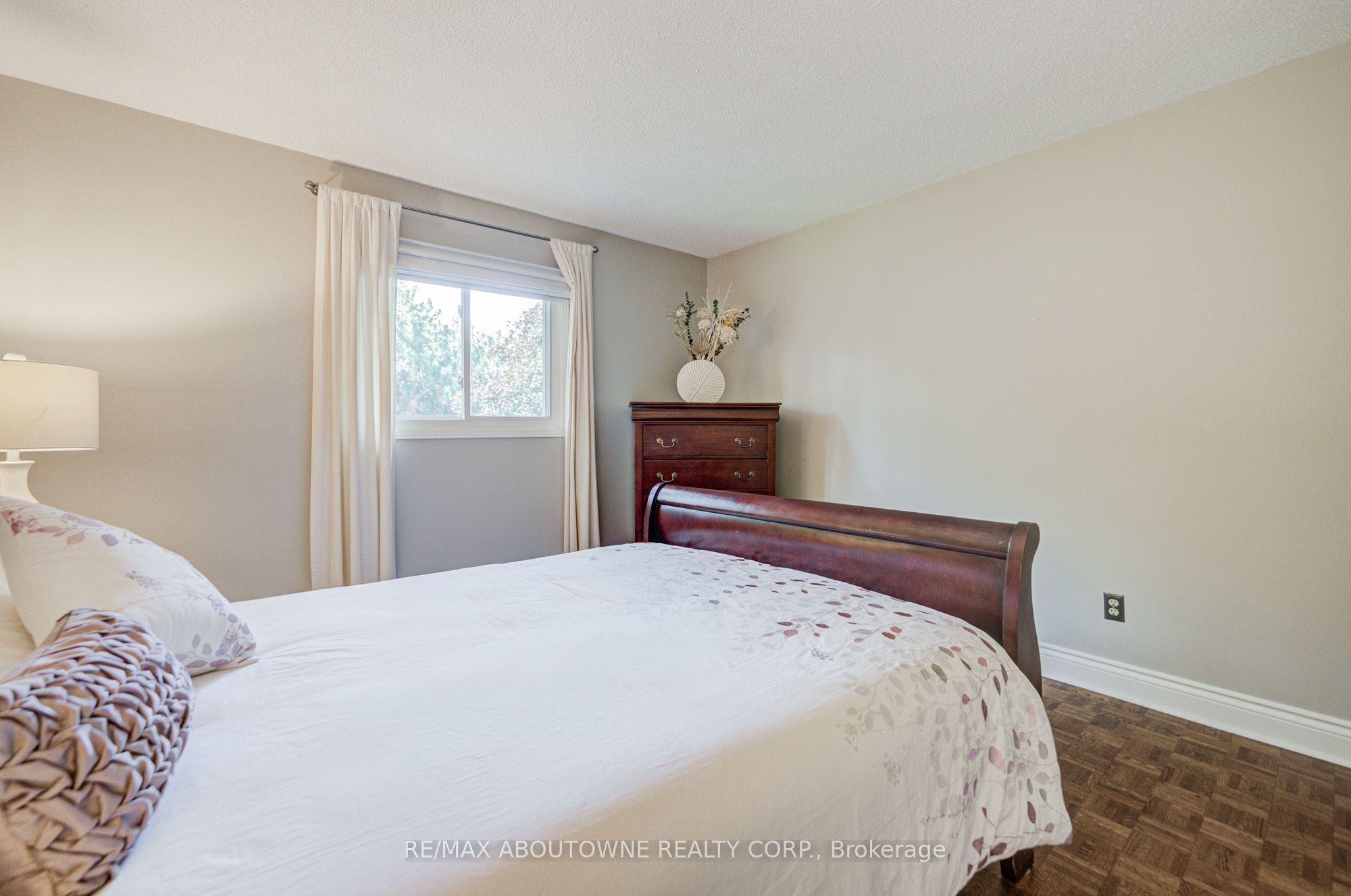 1511 Stoneybrook Trail, Oakville ‣ W13722998 1511 Stoneybrook Trail, Oakville ‣ W13722998