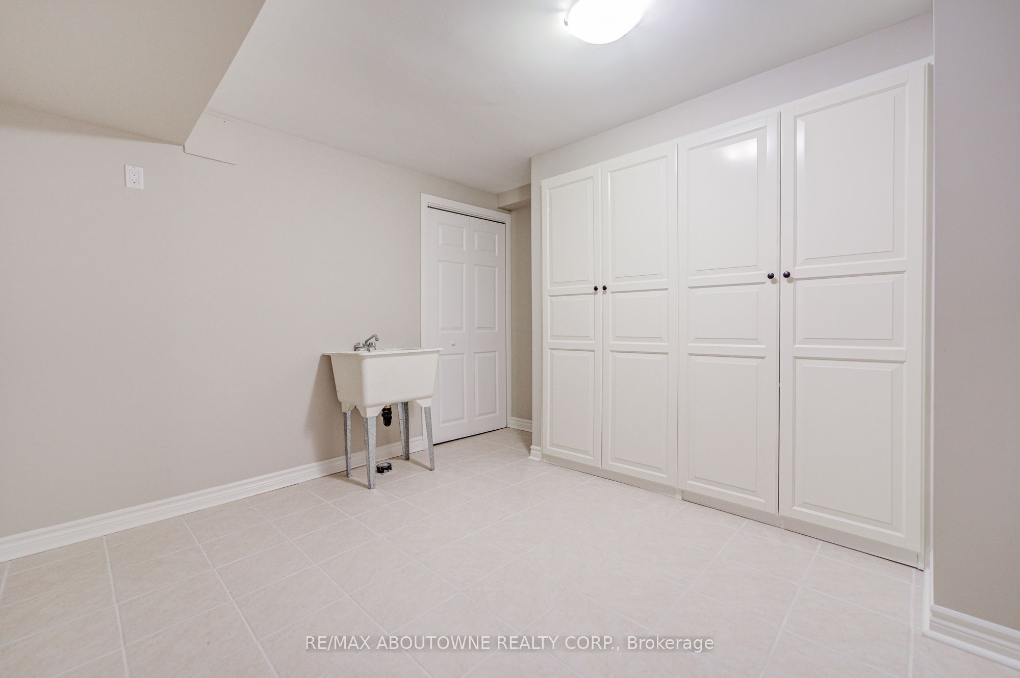 1511 Stoneybrook Trail, Oakville ‣ W13722998 1511 Stoneybrook Trail, Oakville ‣ W13722998