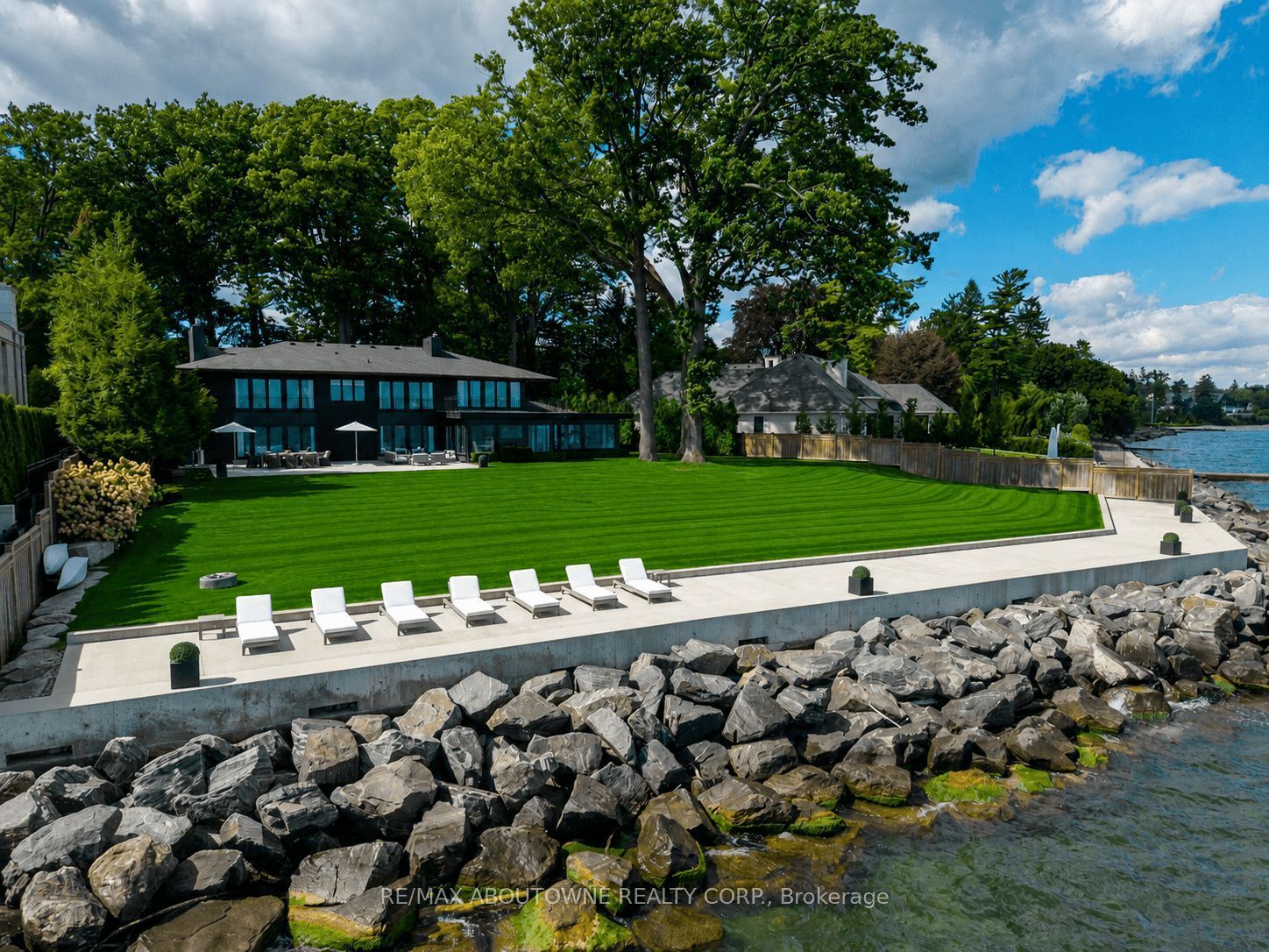 3 Ennisclare Drive, Oakville ‣ W13725602 3 Ennisclare Drive, Oakville ‣ W13725602
