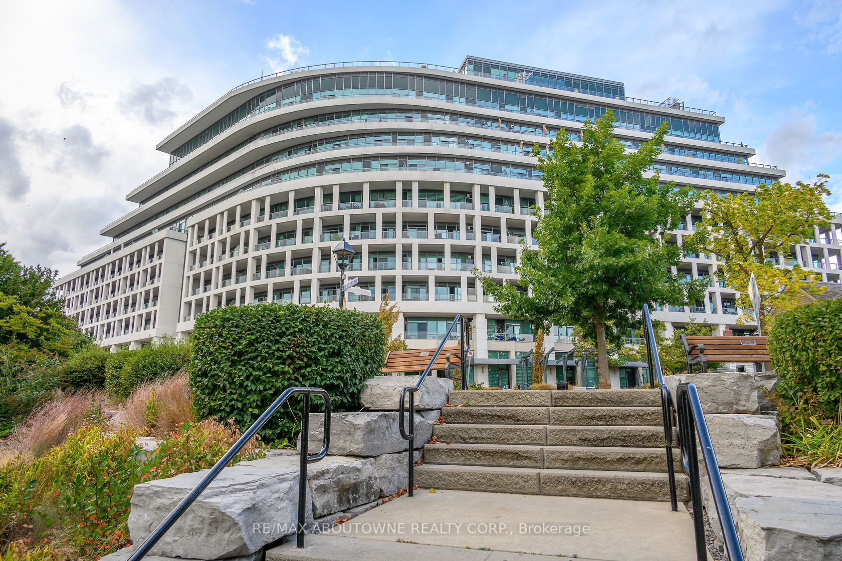 15 – 11 Bronte Road, Oakville