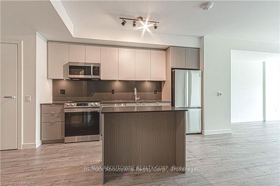 B0822 – 133 Bronte Road, Oakville