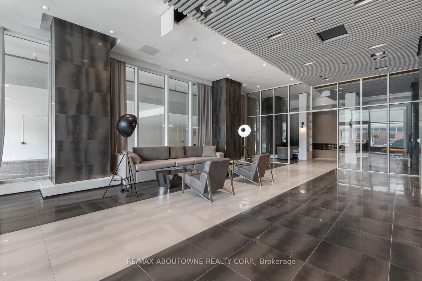 9 – 2481 Taunton Road, Oakville ‣ W13754392 9 – 2481 Taunton Road, Oakville ‣ W13754392