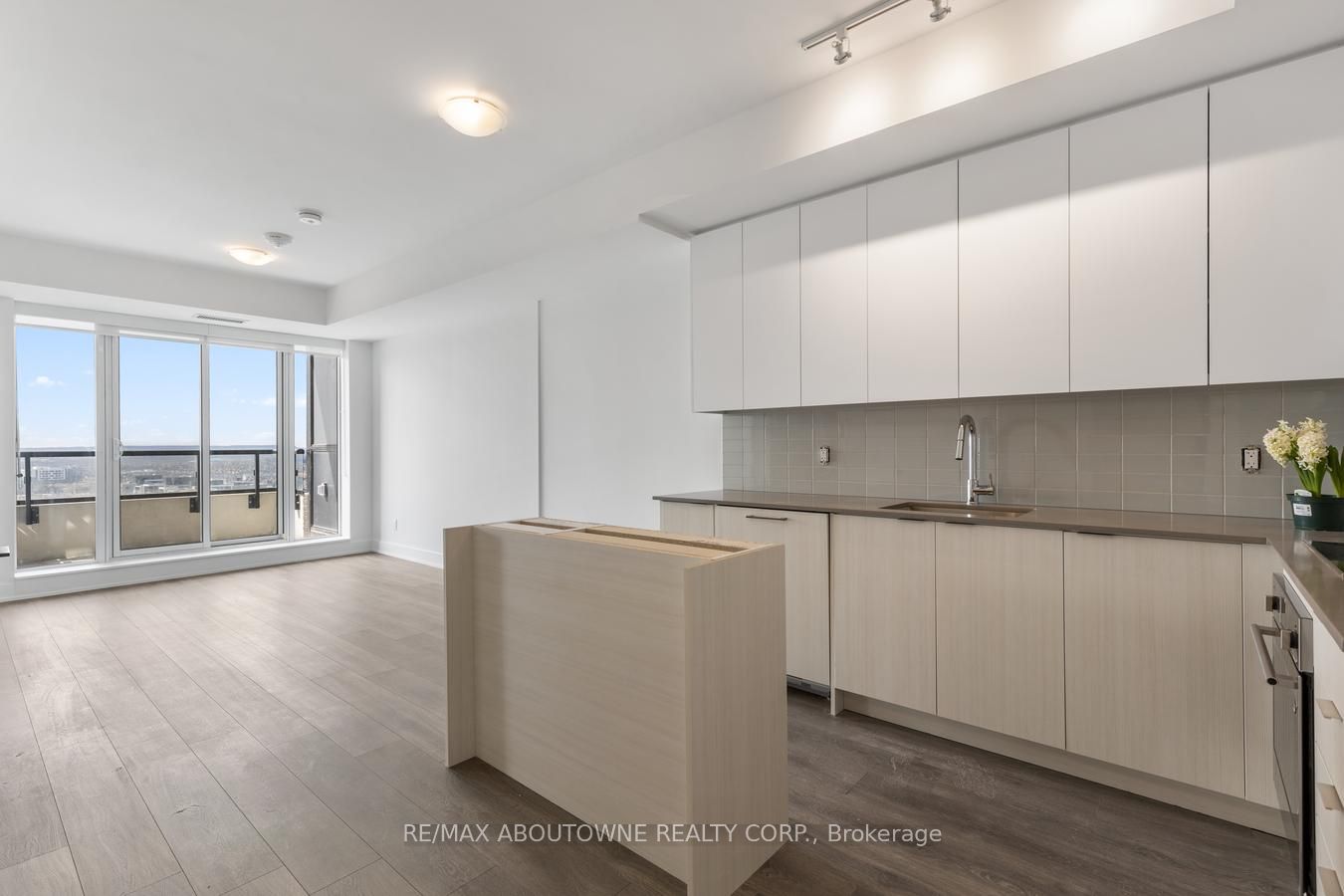9 – 2481 Taunton Road, Oakville ‣ W13754392 9 – 2481 Taunton Road, Oakville ‣ W13754392