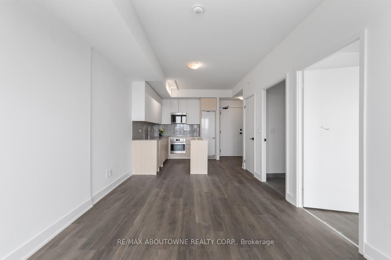 9 – 2481 Taunton Road, Oakville ‣ W13754392 9 – 2481 Taunton Road, Oakville ‣ W13754392