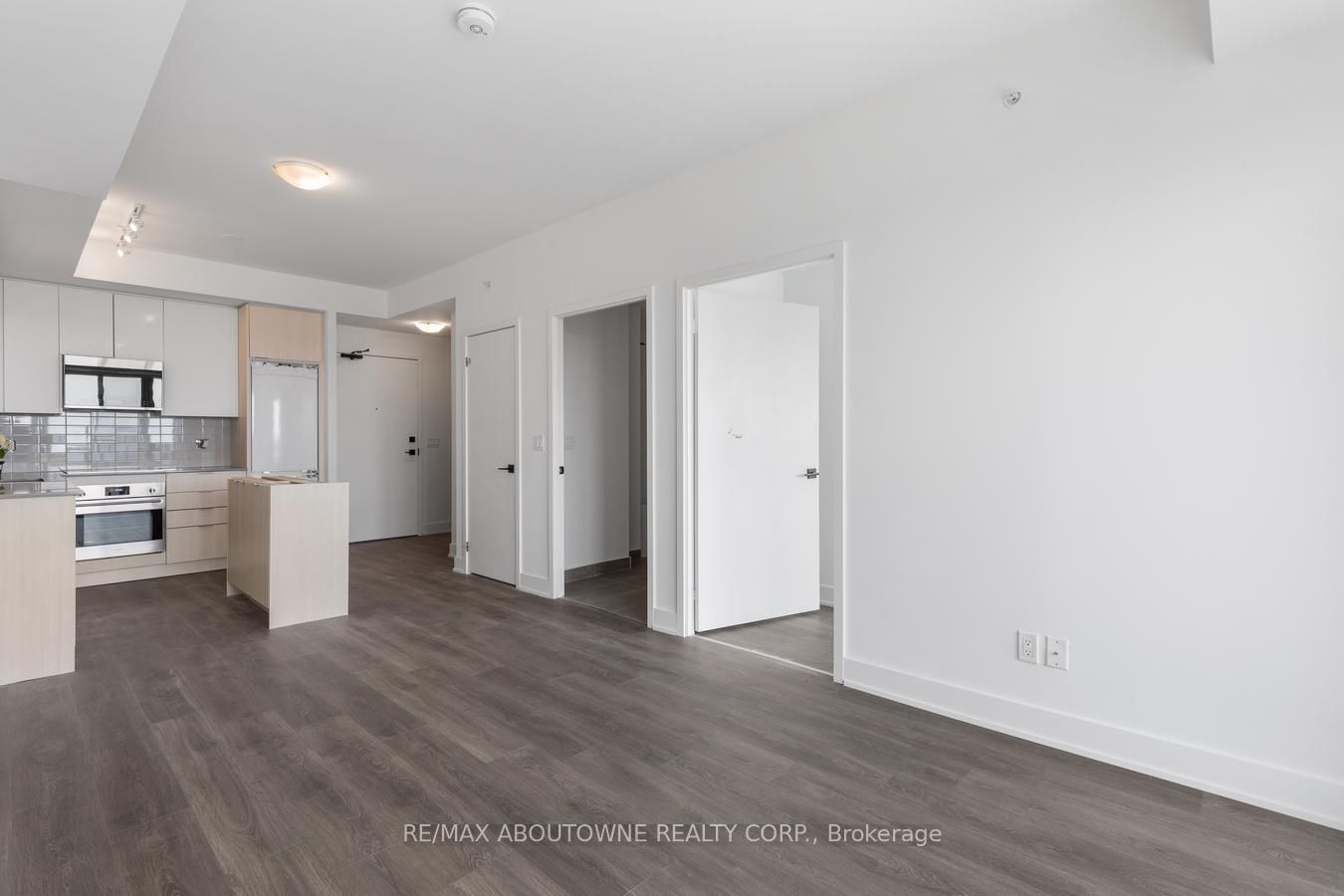 9 – 2481 Taunton Road, Oakville ‣ W13754392 9 – 2481 Taunton Road, Oakville ‣ W13754392