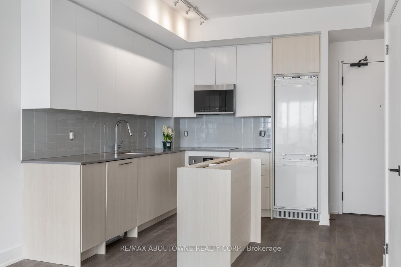 9 – 2481 Taunton Road, Oakville ‣ W13754392 9 – 2481 Taunton Road, Oakville ‣ W13754392