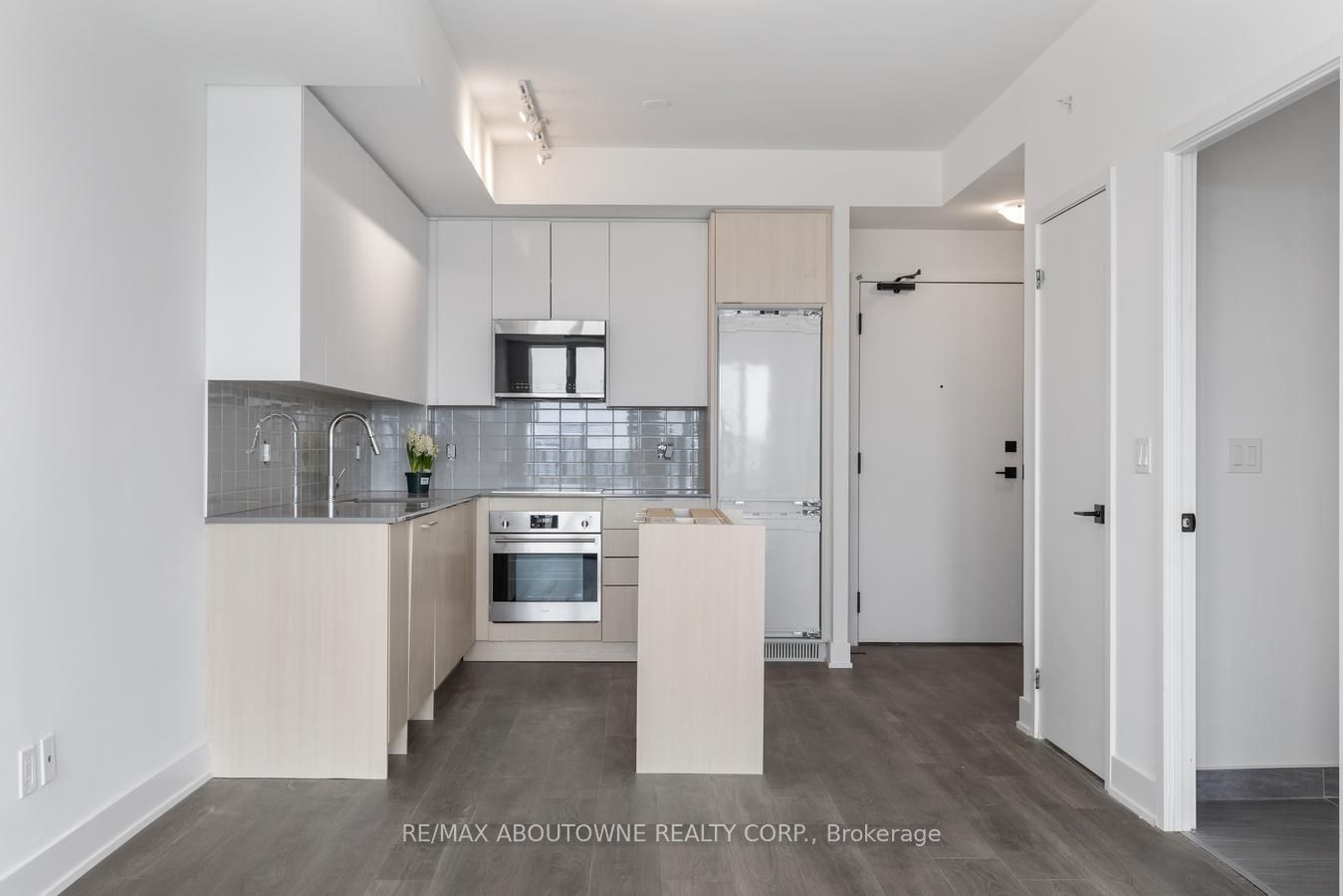 9 – 2481 Taunton Road, Oakville ‣ W13754392 9 – 2481 Taunton Road, Oakville ‣ W13754392