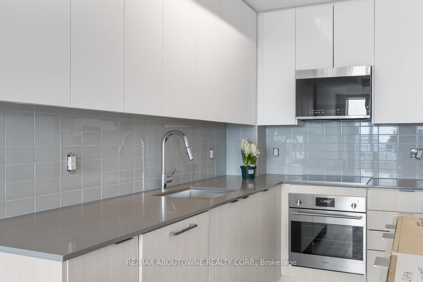 9 – 2481 Taunton Road, Oakville ‣ W13754392 9 – 2481 Taunton Road, Oakville ‣ W13754392