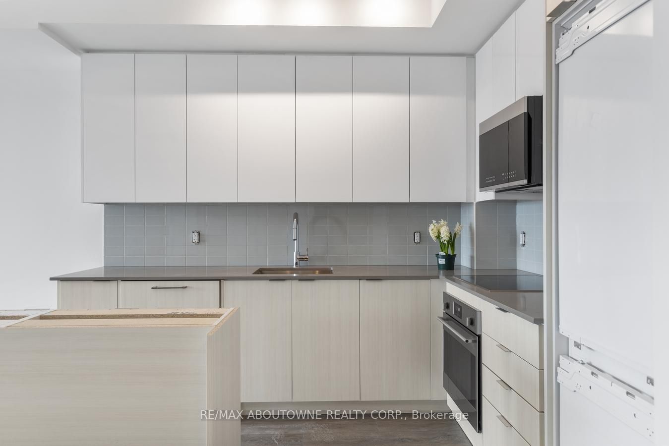 9 – 2481 Taunton Road, Oakville ‣ W13754392 9 – 2481 Taunton Road, Oakville ‣ W13754392