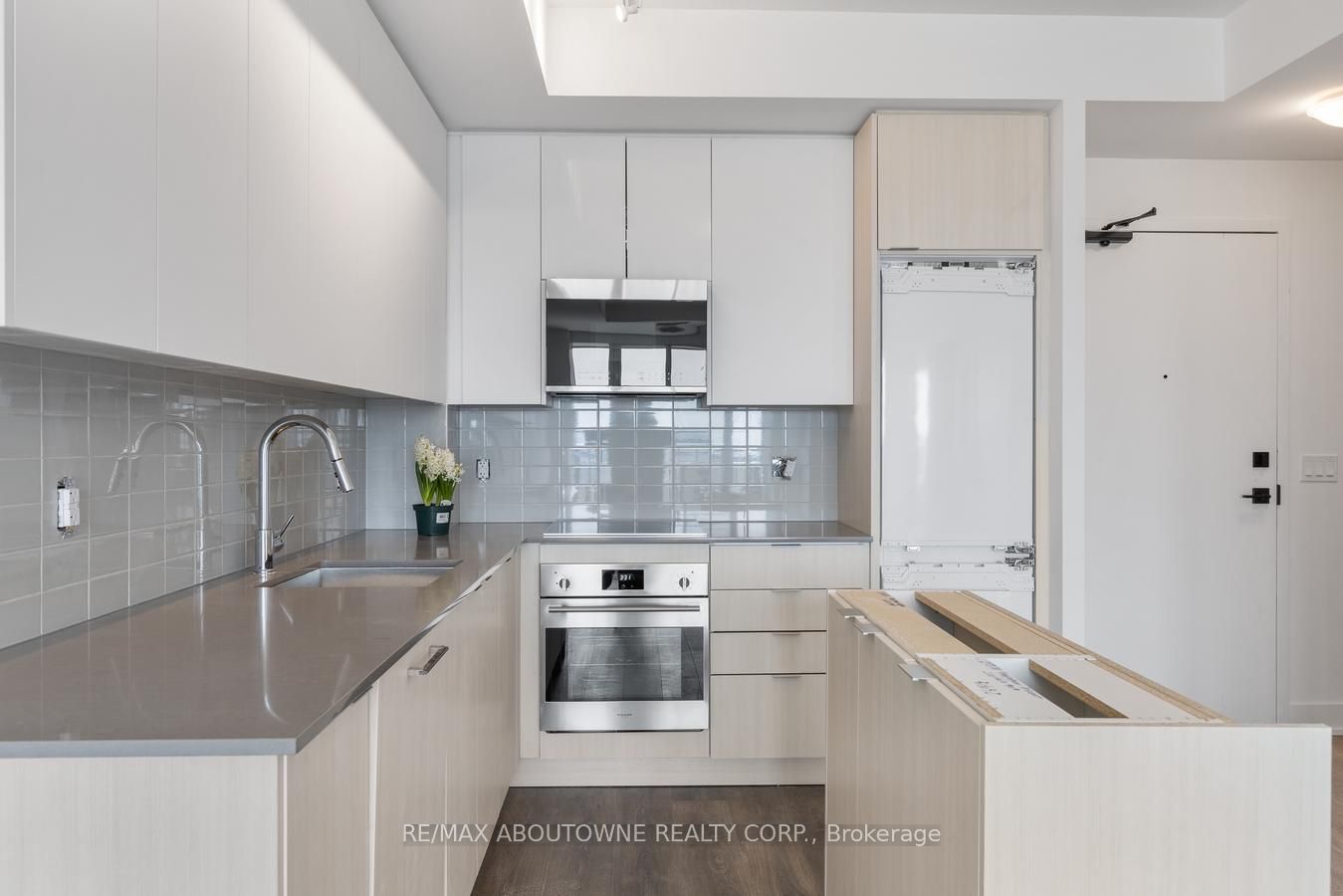 9 – 2481 Taunton Road, Oakville ‣ W13754392 9 – 2481 Taunton Road, Oakville ‣ W13754392