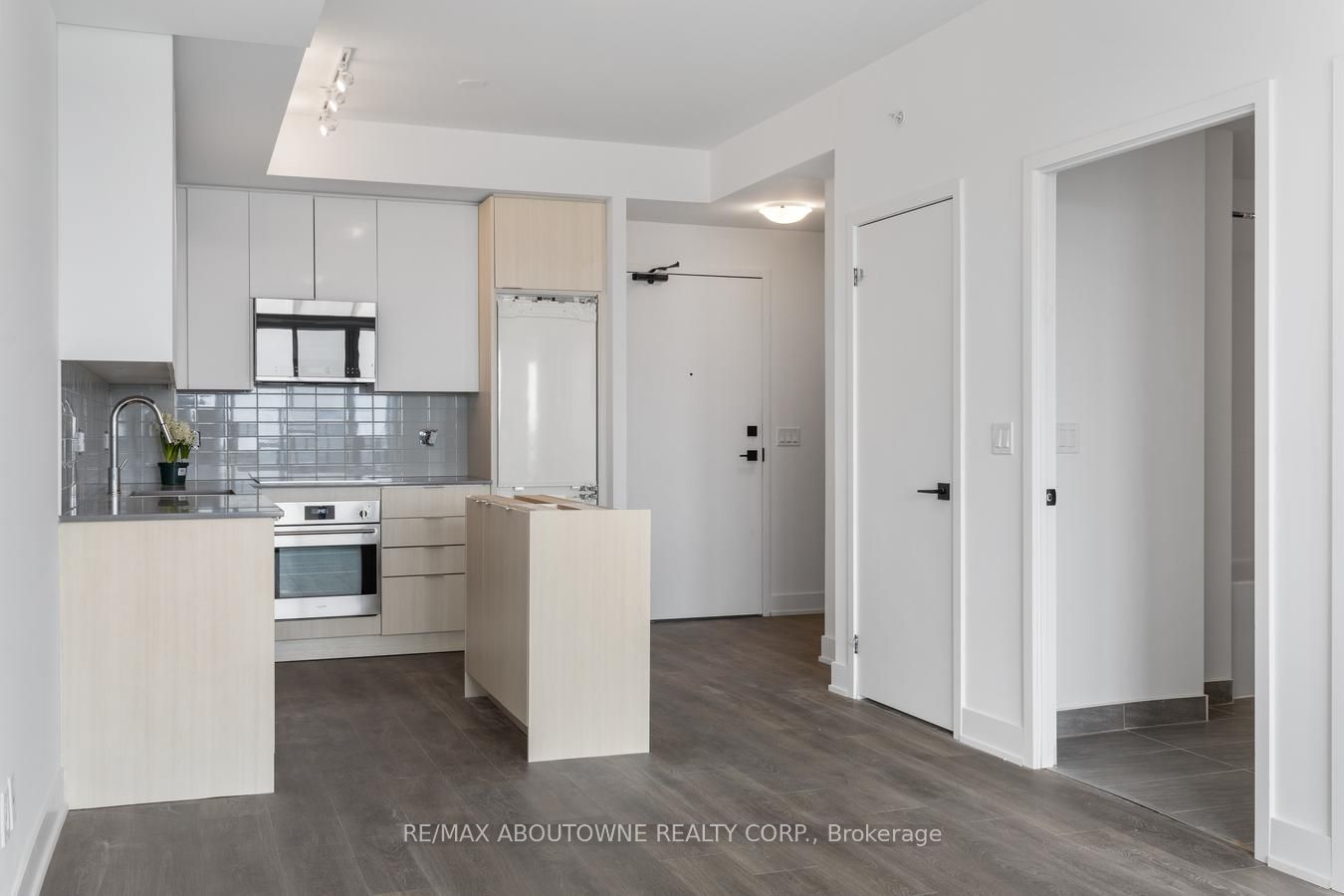 9 – 2481 Taunton Road, Oakville ‣ W13754392 9 – 2481 Taunton Road, Oakville ‣ W13754392
