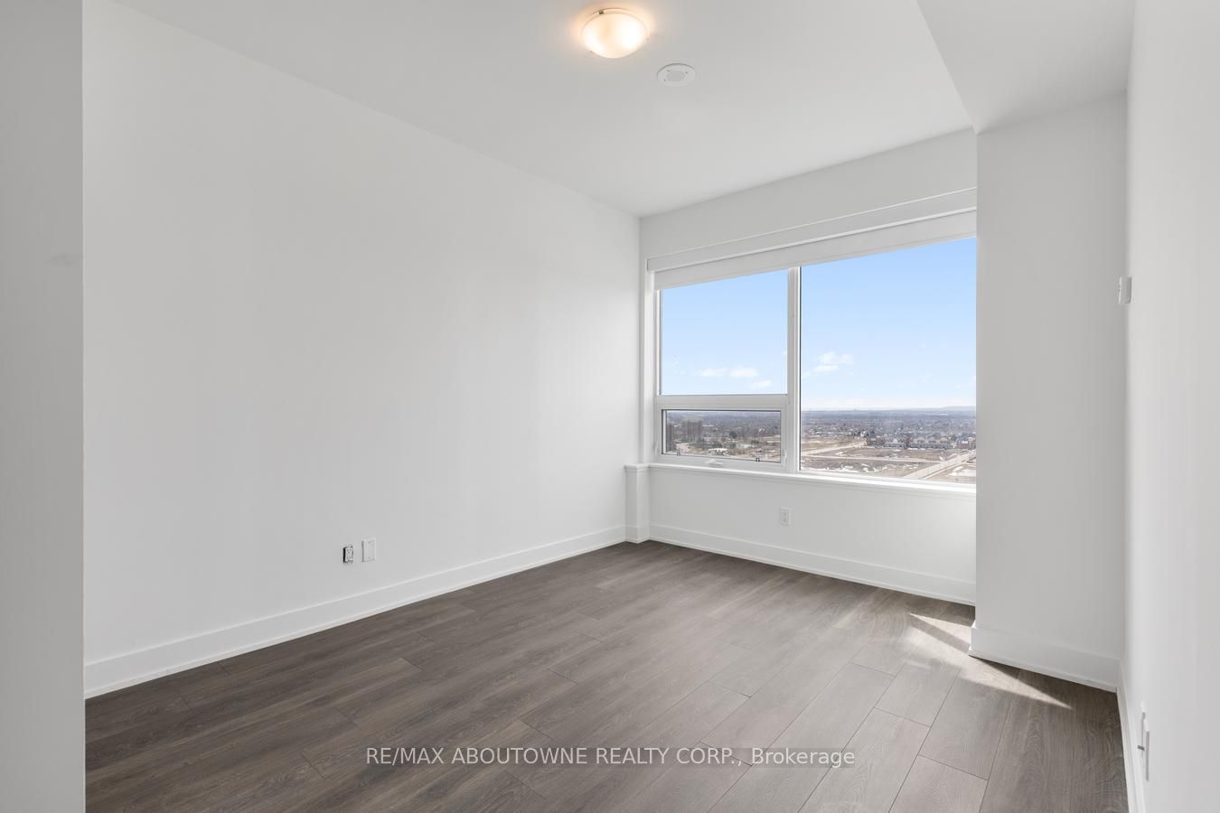 9 – 2481 Taunton Road, Oakville ‣ W13754392 9 – 2481 Taunton Road, Oakville ‣ W13754392