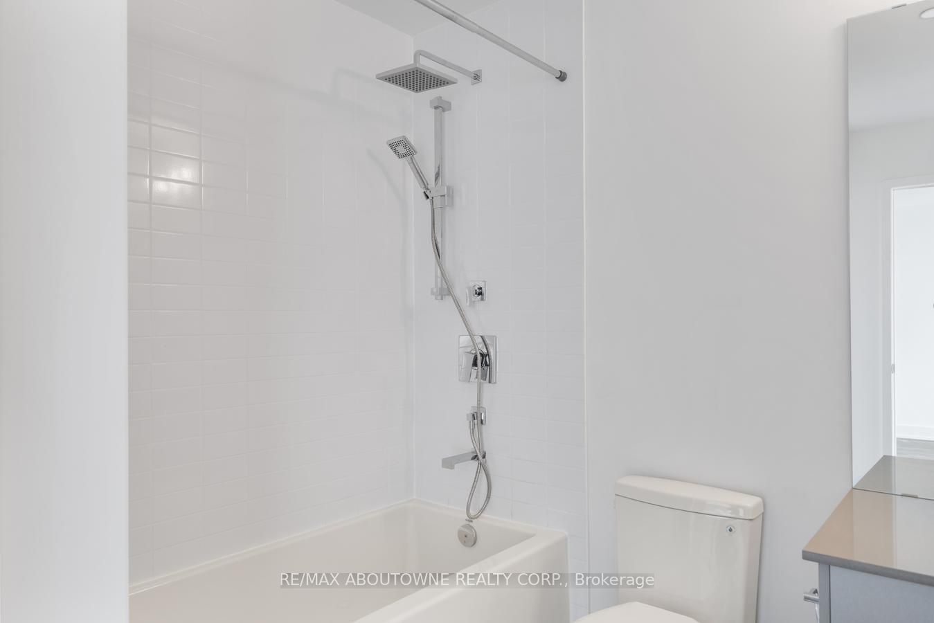 9 – 2481 Taunton Road, Oakville ‣ W13754392 9 – 2481 Taunton Road, Oakville ‣ W13754392