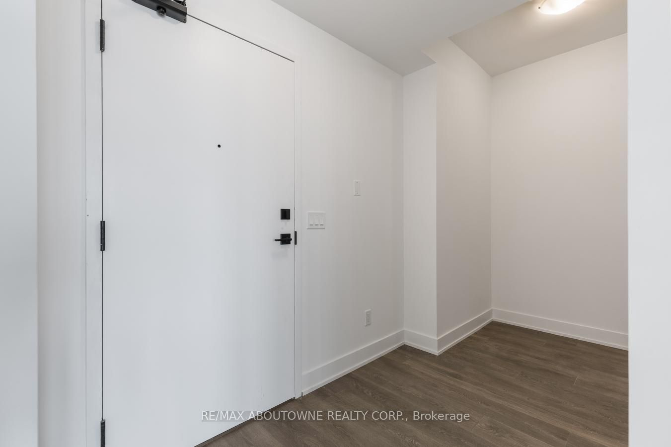 9 – 2481 Taunton Road, Oakville ‣ W13754392 9 – 2481 Taunton Road, Oakville ‣ W13754392