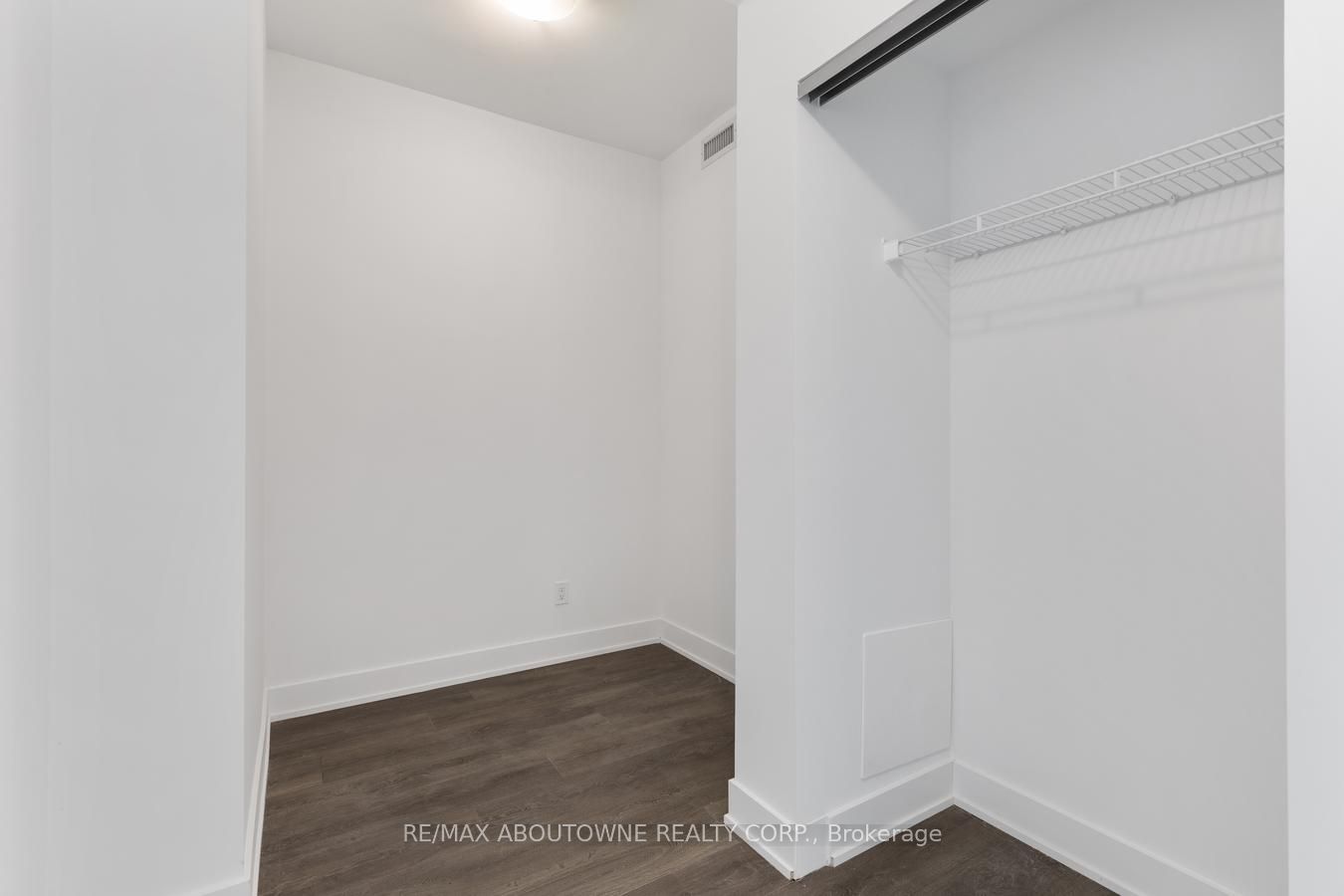 9 – 2481 Taunton Road, Oakville ‣ W13754392 9 – 2481 Taunton Road, Oakville ‣ W13754392