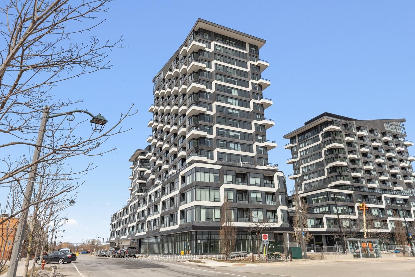 9 – 2481 Taunton Road, Oakville ‣ W13754392 9 – 2481 Taunton Road, Oakville ‣ W13754392