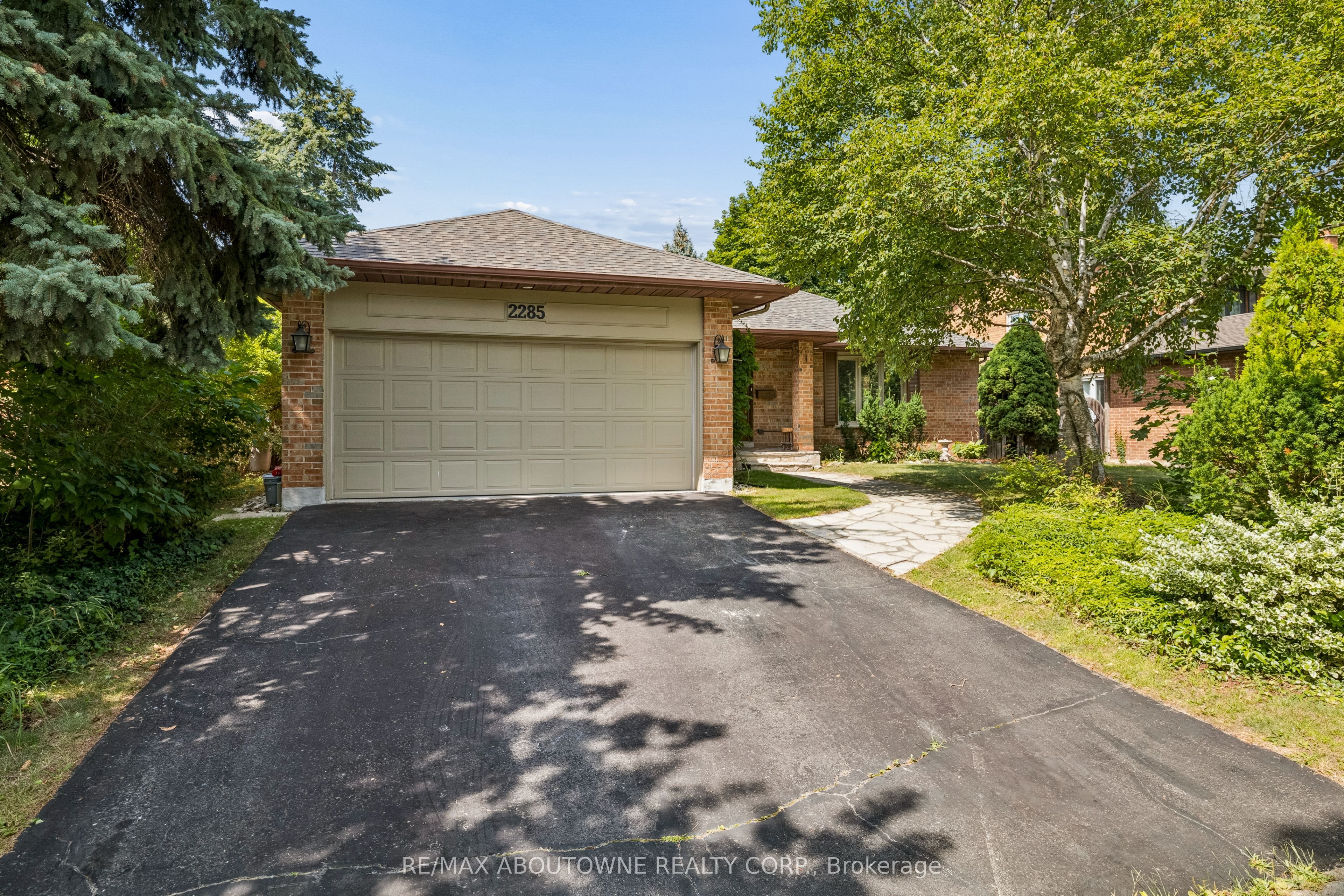 2285 Dunedin Road, Oakville ‣ W13755840 2285 Dunedin Road, Oakville ‣ W13755840