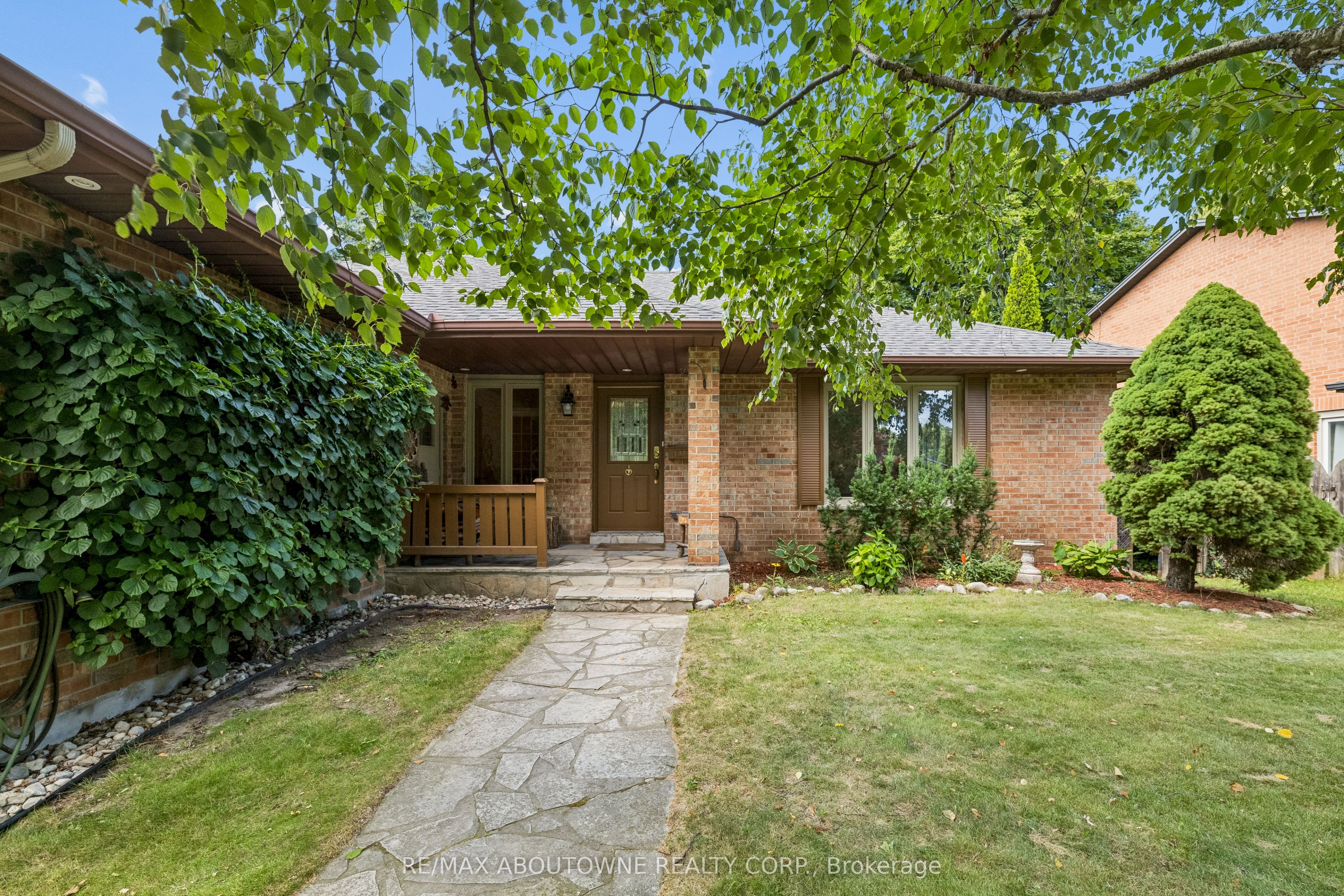 2285 Dunedin Road, Oakville ‣ W13755840 2285 Dunedin Road, Oakville ‣ W13755840