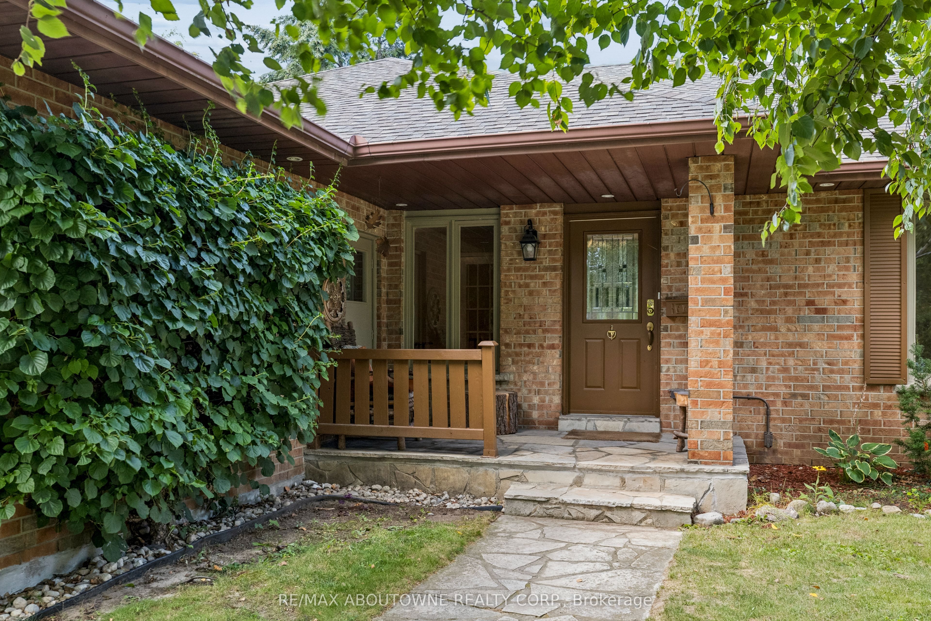 2285 Dunedin Road, Oakville ‣ W13755840 2285 Dunedin Road, Oakville ‣ W13755840