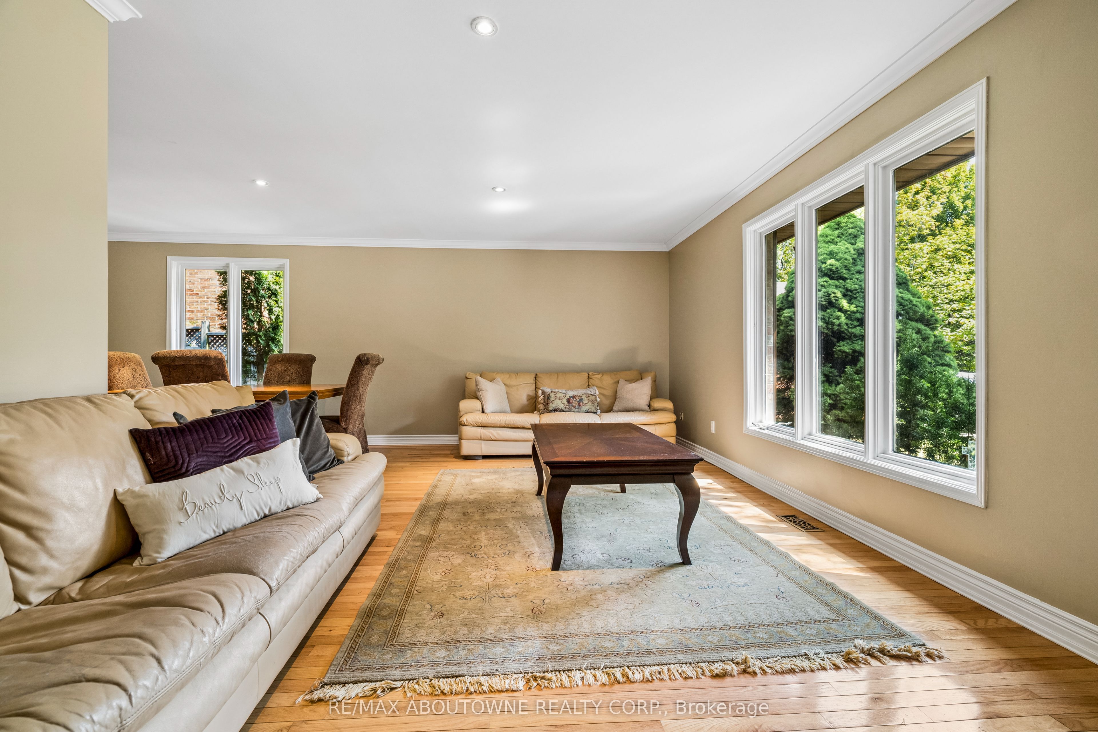 2285 Dunedin Road, Oakville ‣ W13755840 2285 Dunedin Road, Oakville ‣ W13755840
