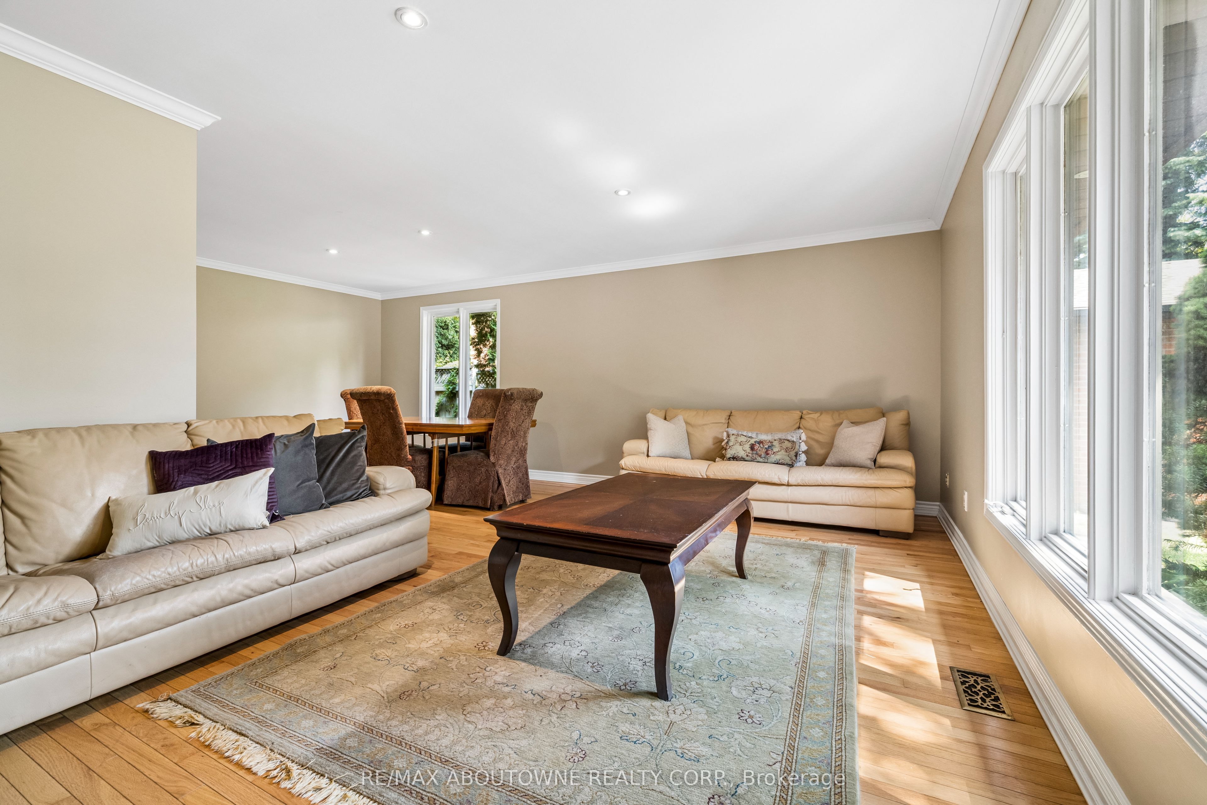 2285 Dunedin Road, Oakville ‣ W13755840 2285 Dunedin Road, Oakville ‣ W13755840