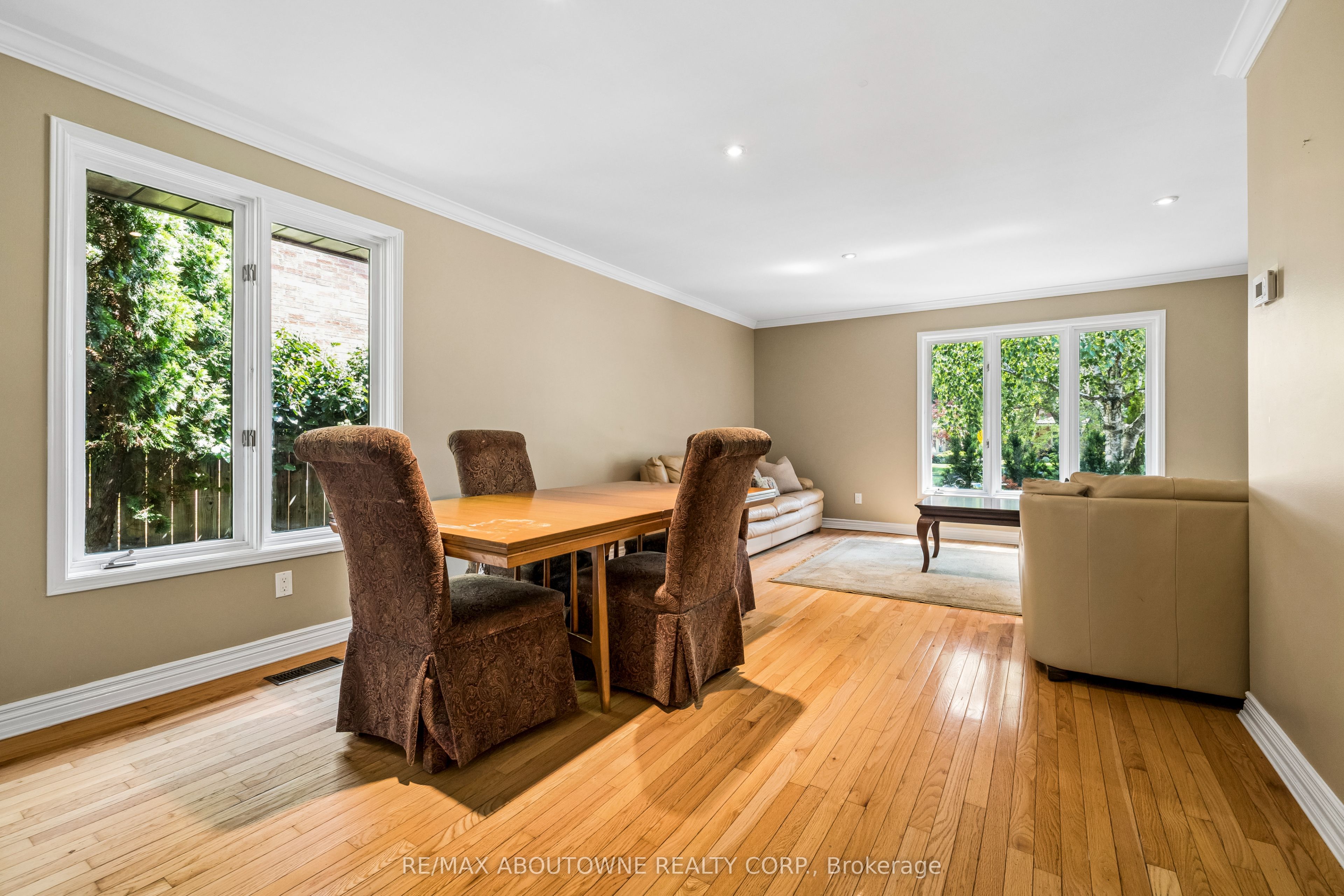 2285 Dunedin Road, Oakville ‣ W13755840 2285 Dunedin Road, Oakville ‣ W13755840