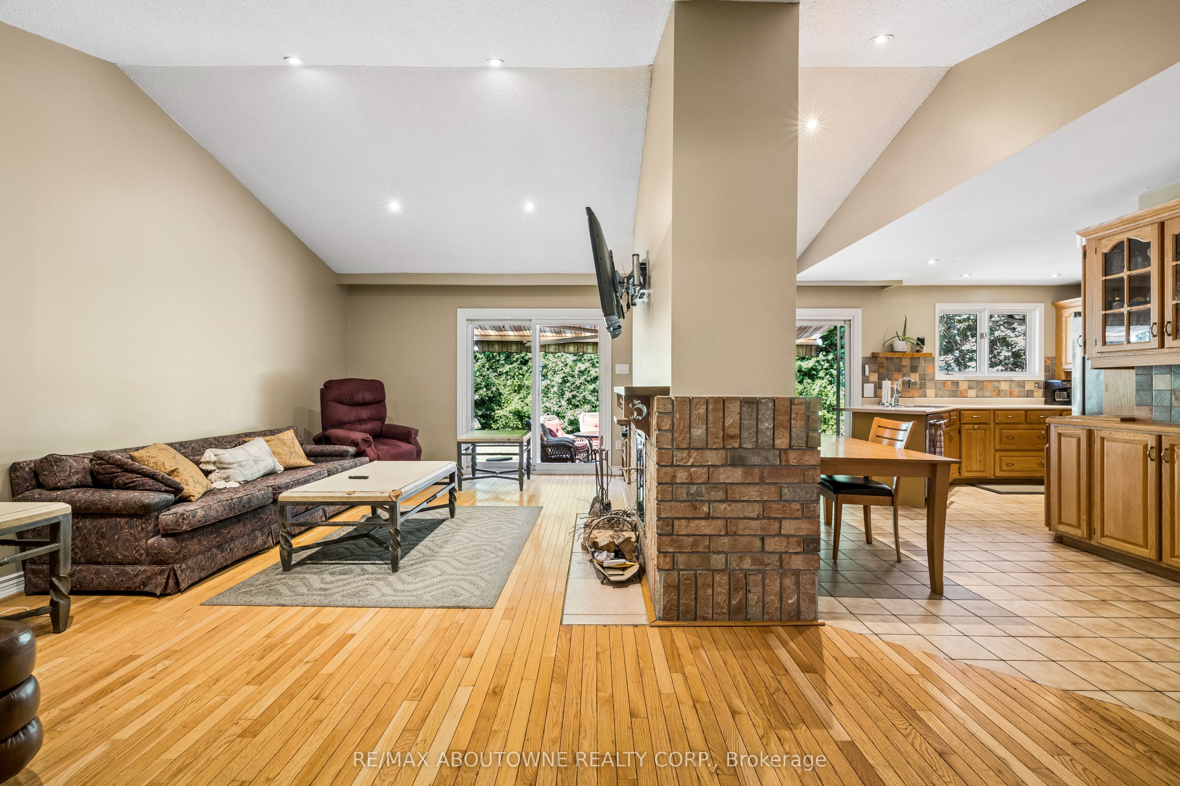 2285 Dunedin Road, Oakville ‣ W13755840 2285 Dunedin Road, Oakville ‣ W13755840