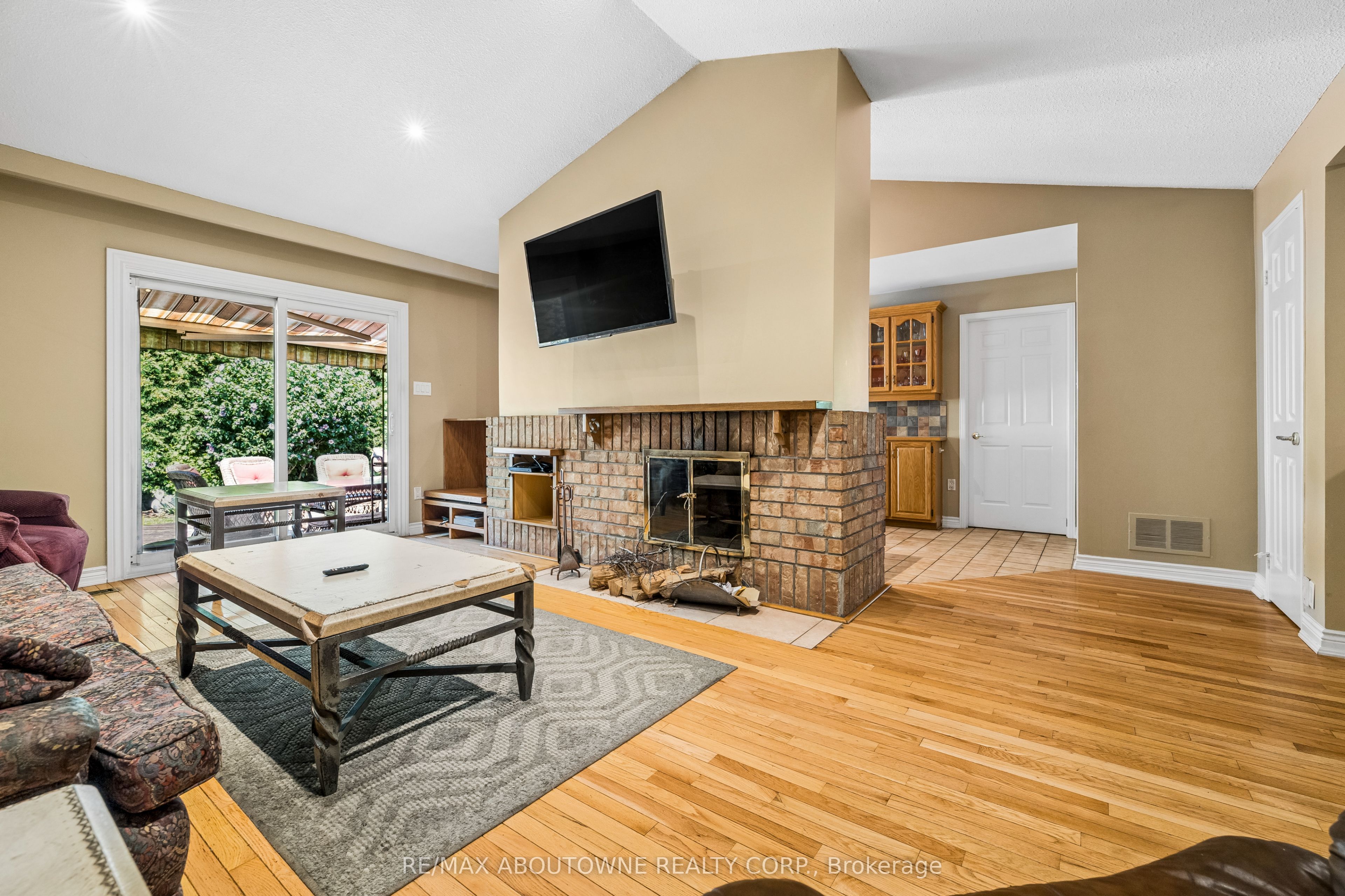 2285 Dunedin Road, Oakville ‣ W13755840 2285 Dunedin Road, Oakville ‣ W13755840