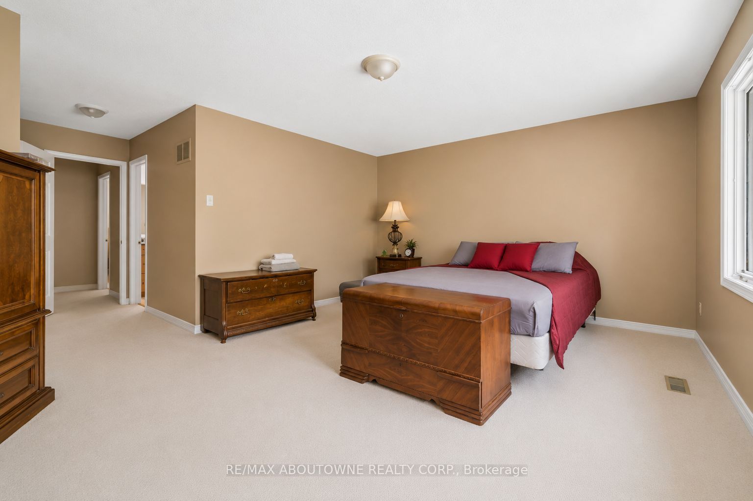 2285 Dunedin Road, Oakville ‣ W13755840 2285 Dunedin Road, Oakville ‣ W13755840