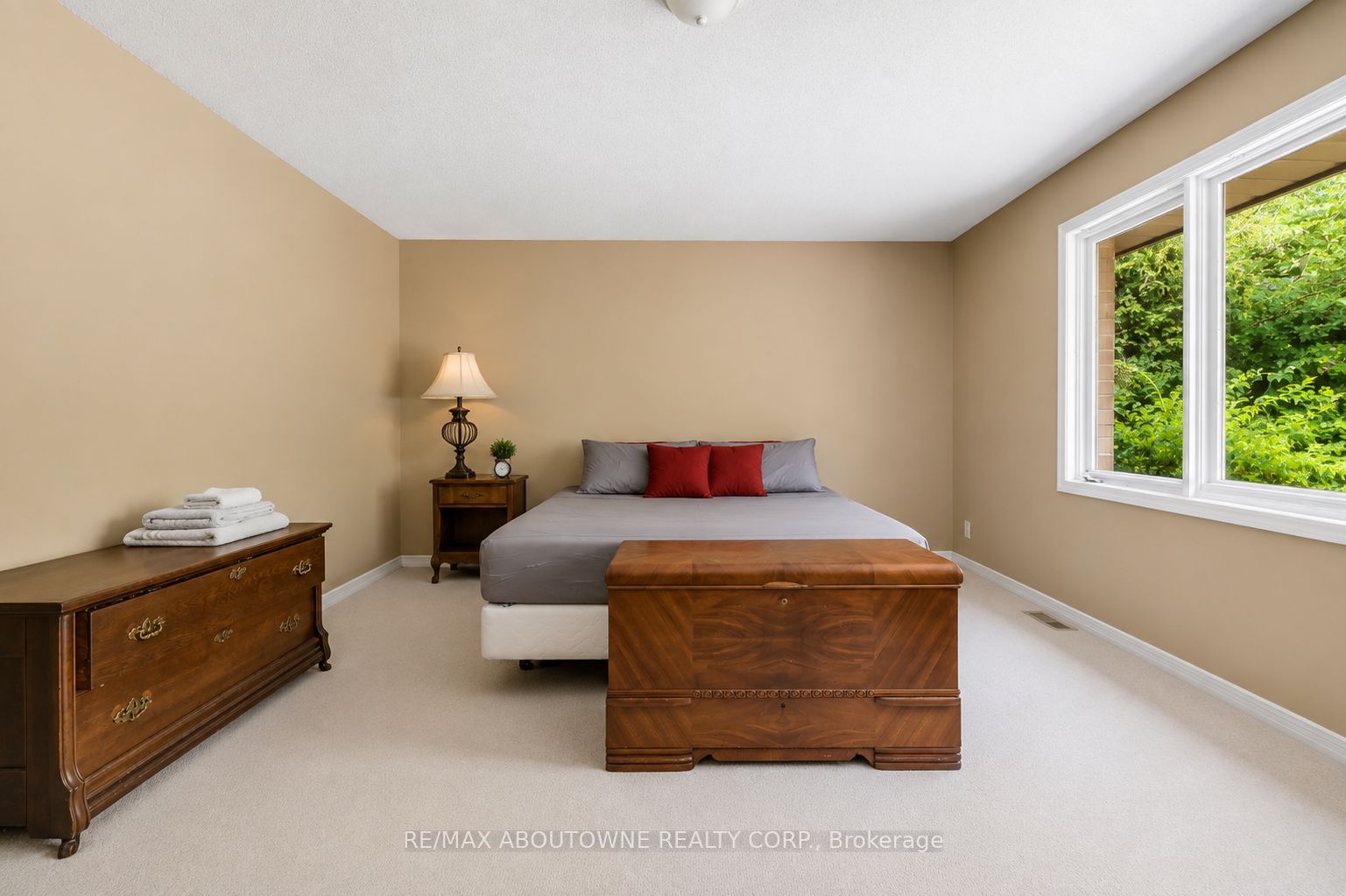 2285 Dunedin Road, Oakville ‣ W13755840 2285 Dunedin Road, Oakville ‣ W13755840