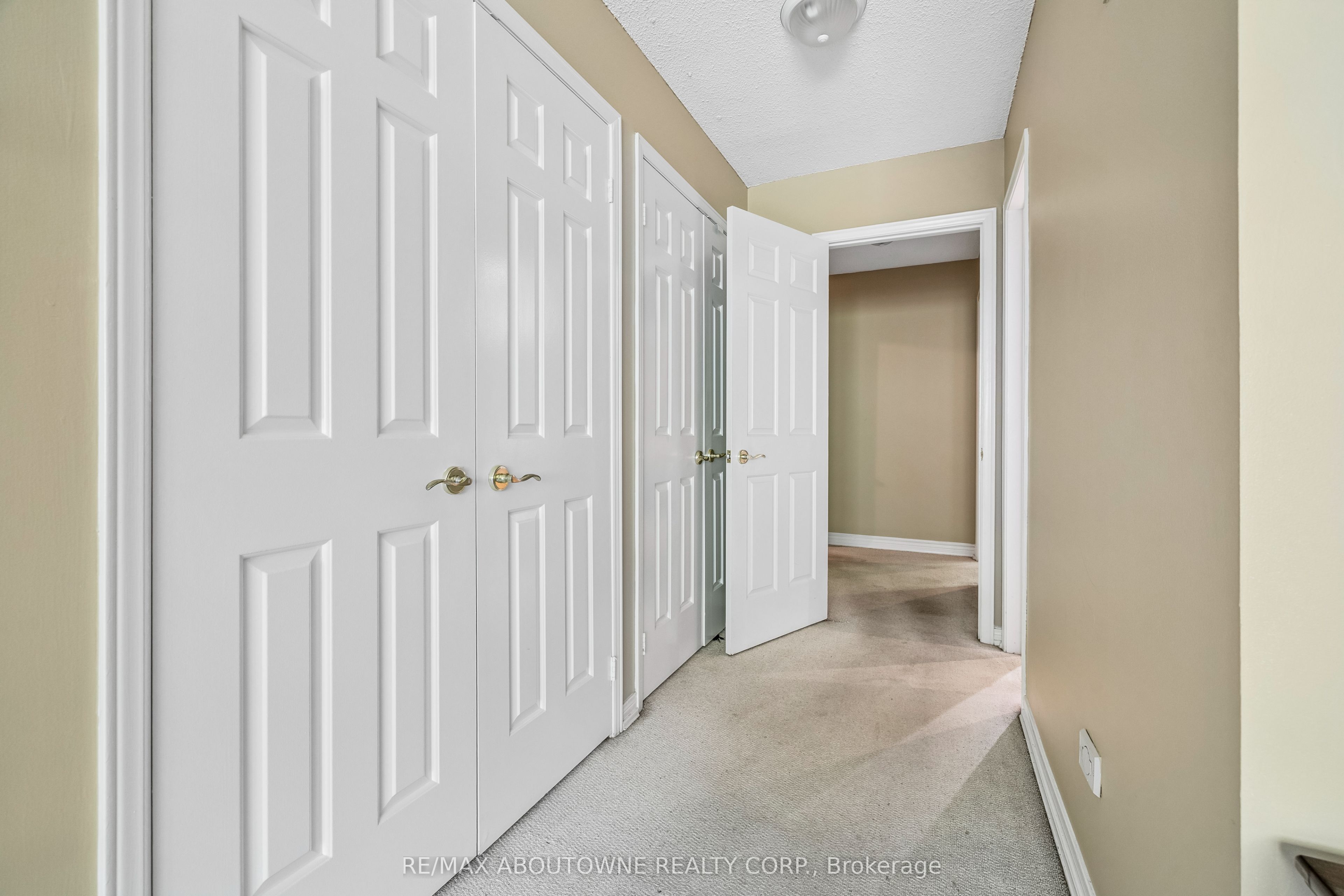 2285 Dunedin Road, Oakville ‣ W13755840 2285 Dunedin Road, Oakville ‣ W13755840