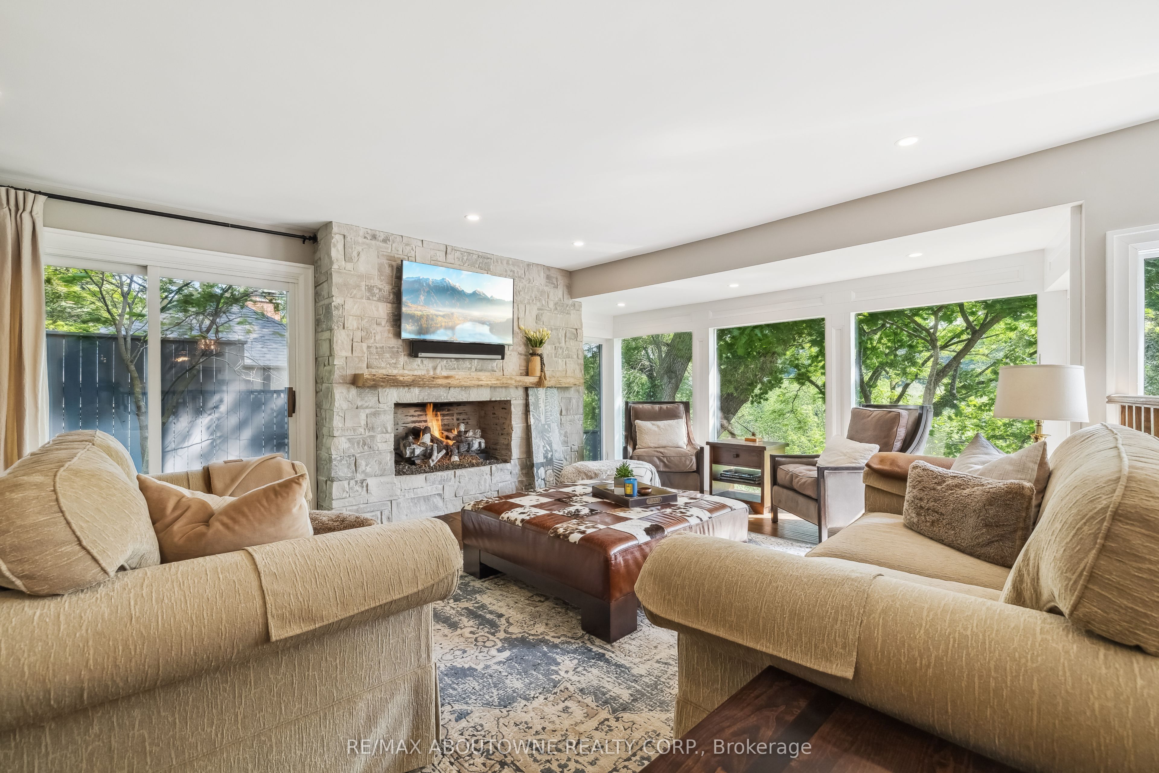 382 Trafalgar Road, Oakville ‣ W13763614 382 Trafalgar Road, Oakville ‣ W13763614