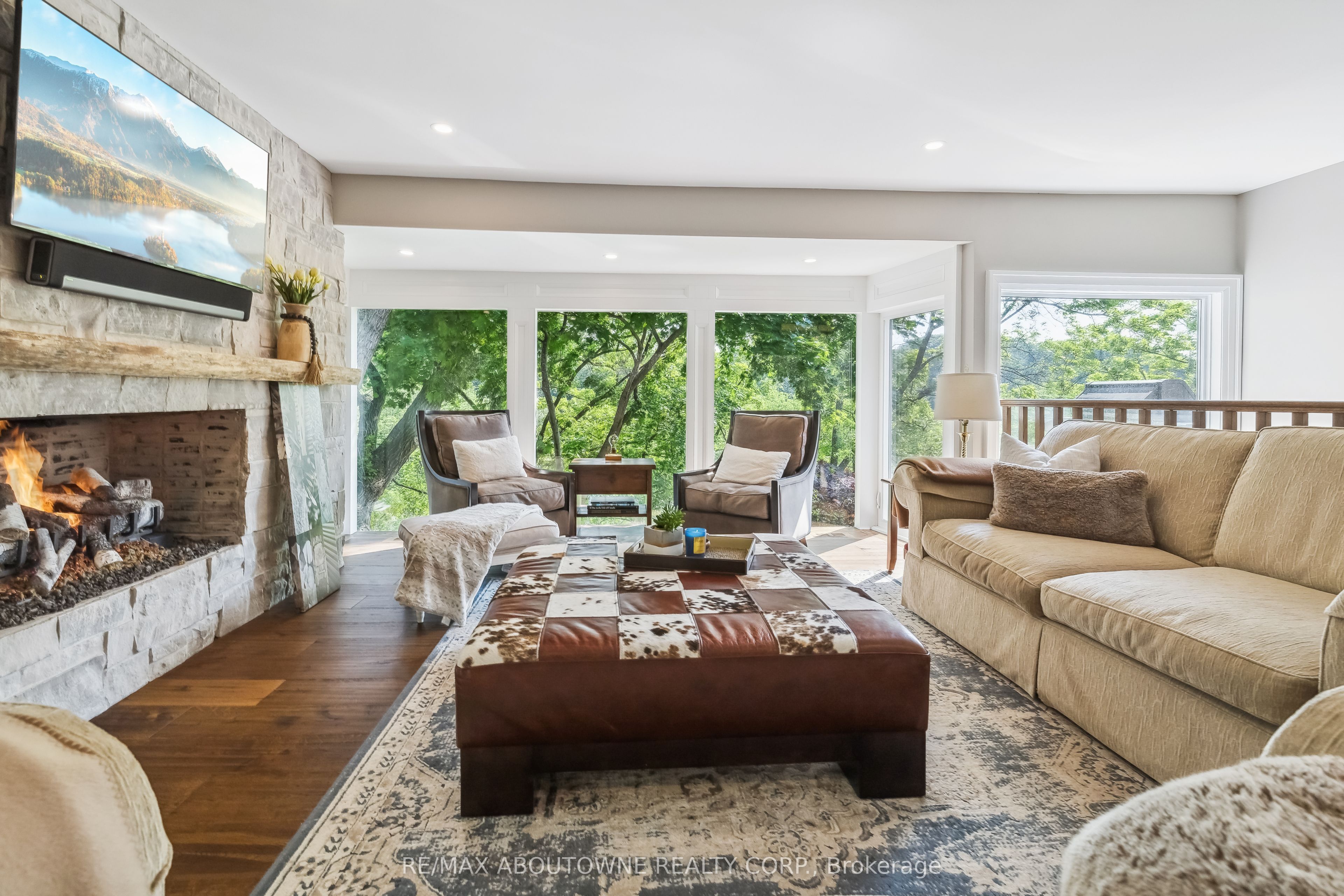 382 Trafalgar Road, Oakville ‣ W13763614 382 Trafalgar Road, Oakville ‣ W13763614