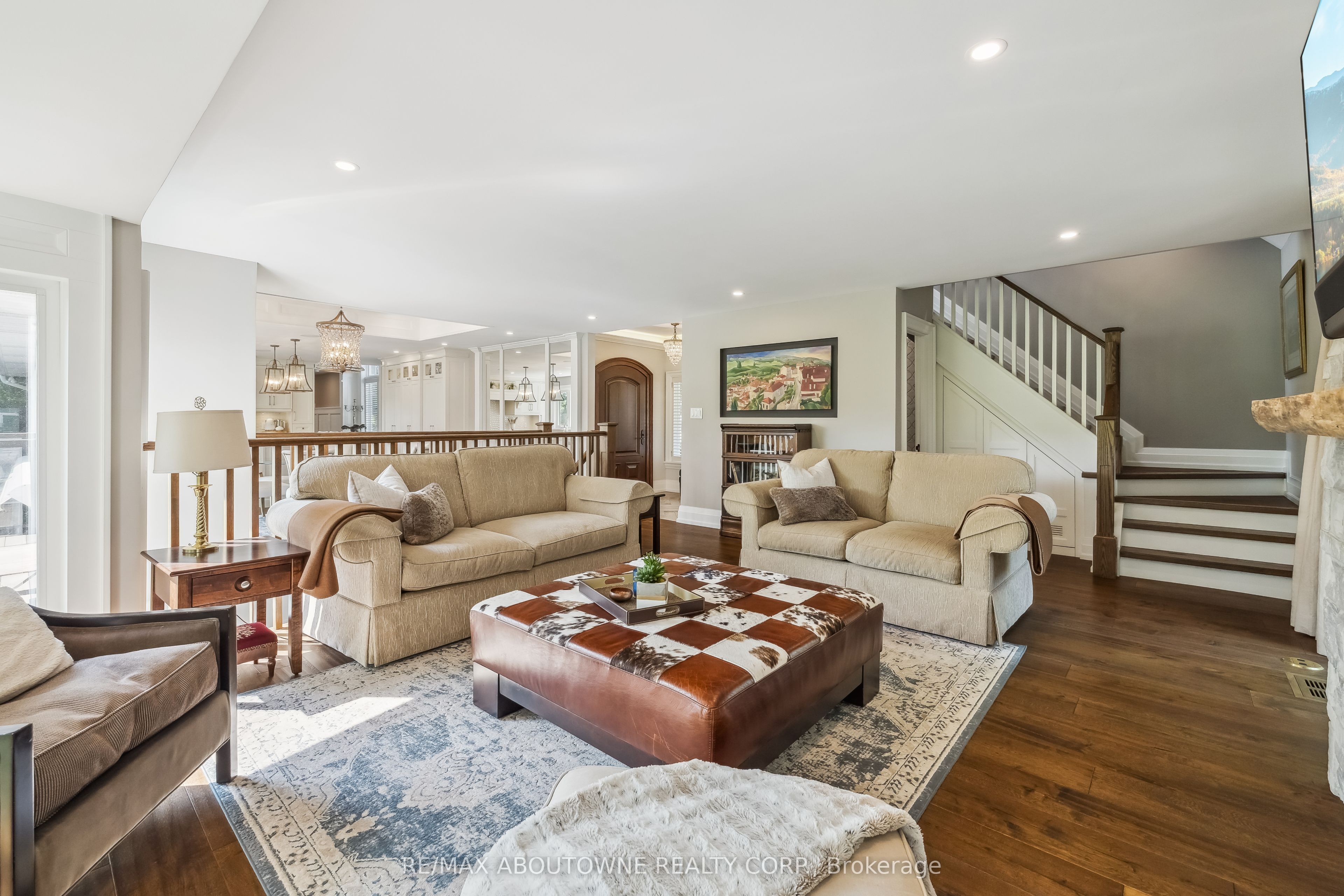 382 Trafalgar Road, Oakville ‣ W13763614 382 Trafalgar Road, Oakville ‣ W13763614