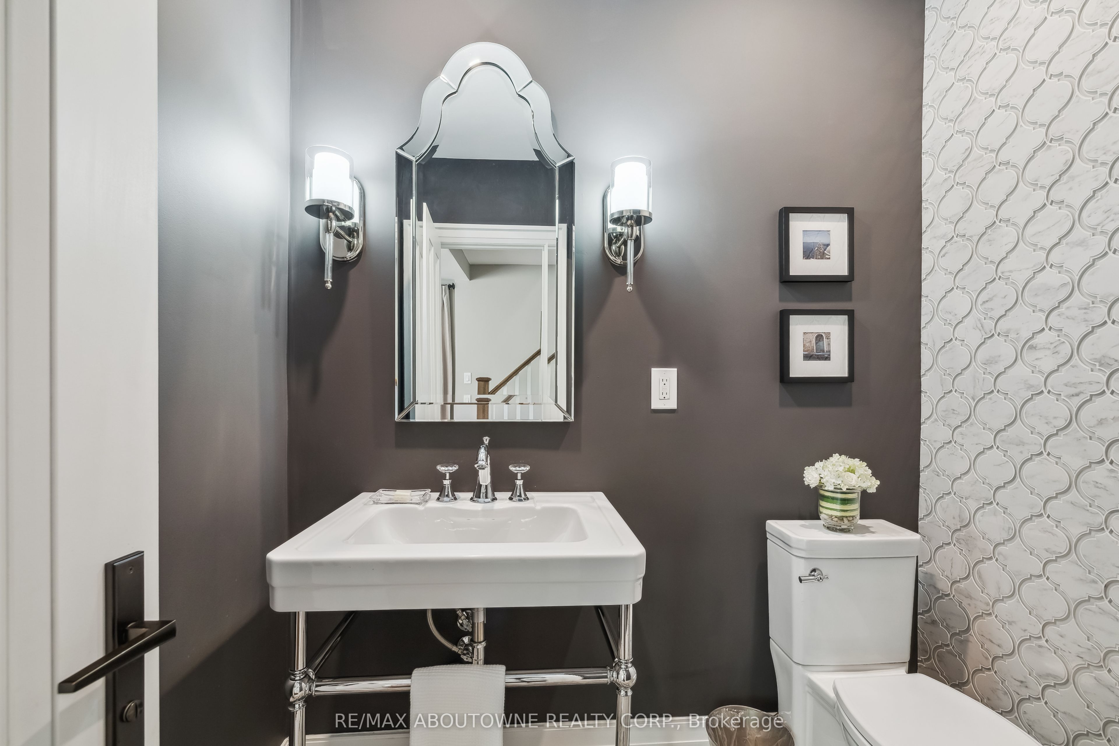 382 Trafalgar Road, Oakville ‣ W13763614 382 Trafalgar Road, Oakville ‣ W13763614