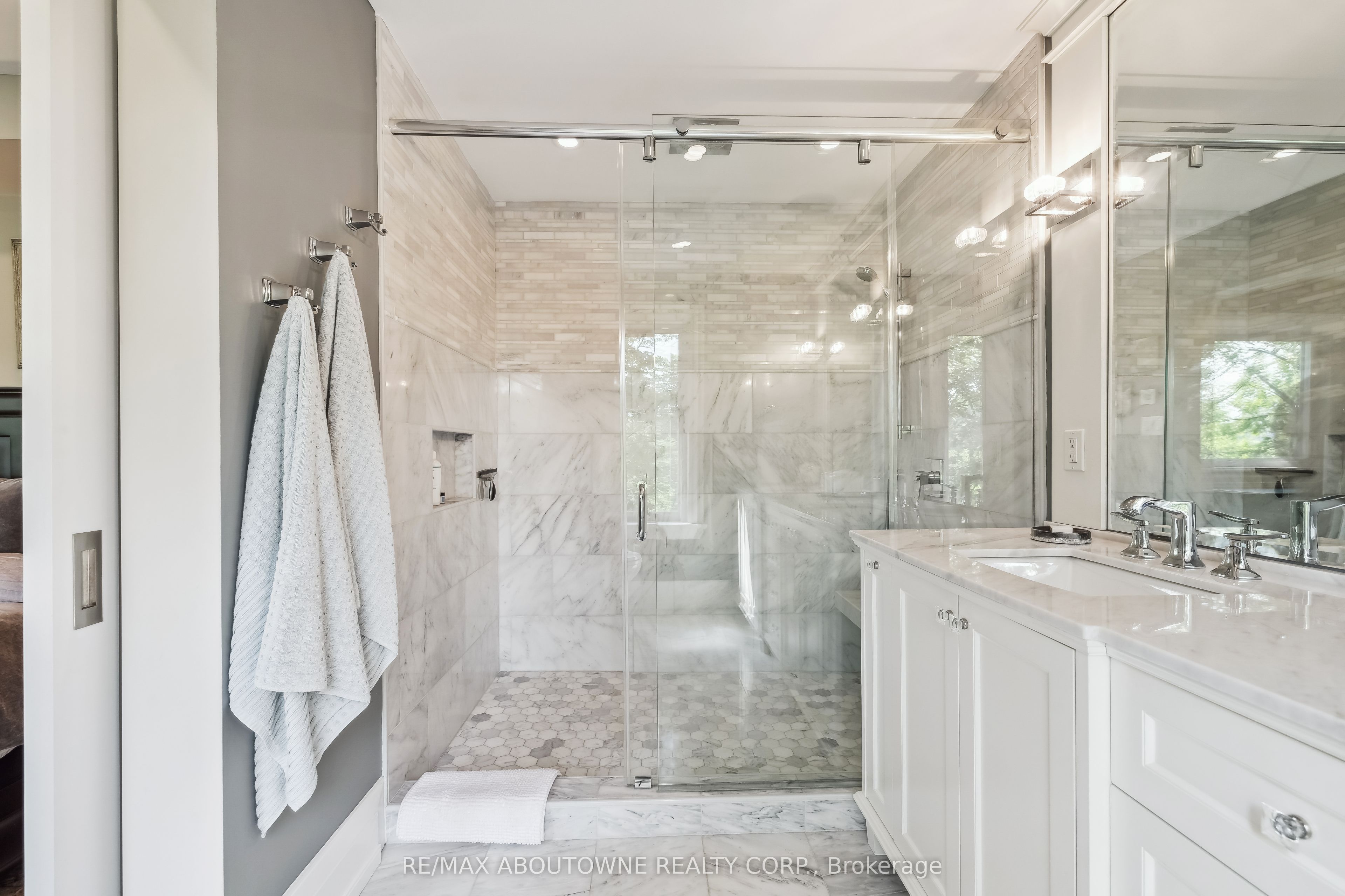 382 Trafalgar Road, Oakville ‣ W13763614 382 Trafalgar Road, Oakville ‣ W13763614