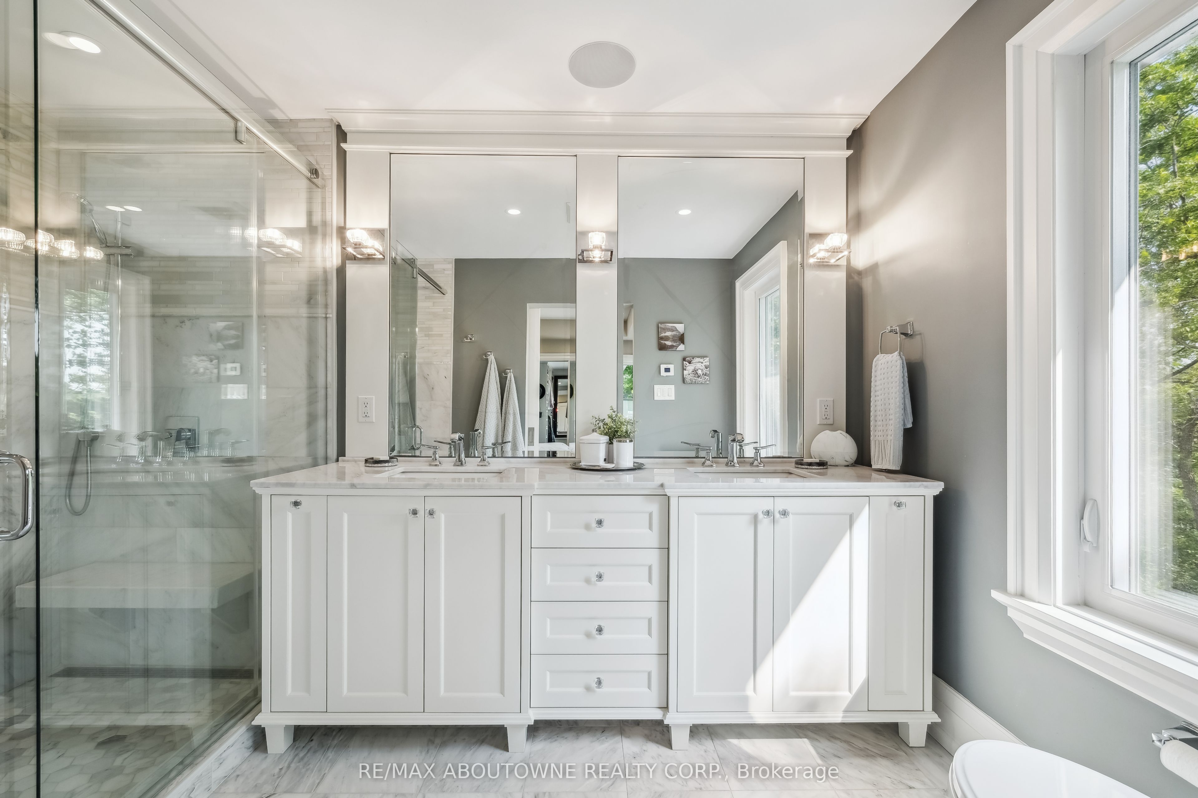 382 Trafalgar Road, Oakville ‣ W13763614 382 Trafalgar Road, Oakville ‣ W13763614