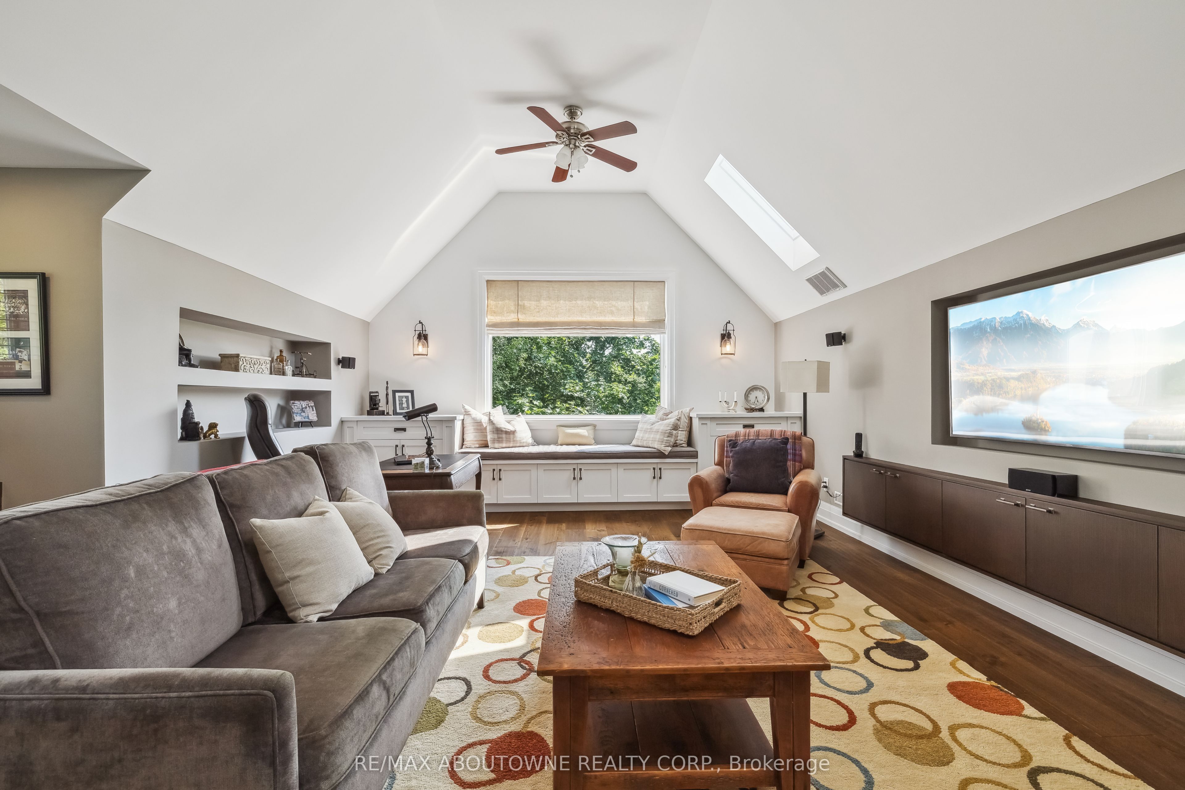 382 Trafalgar Road, Oakville ‣ W13763614 382 Trafalgar Road, Oakville ‣ W13763614