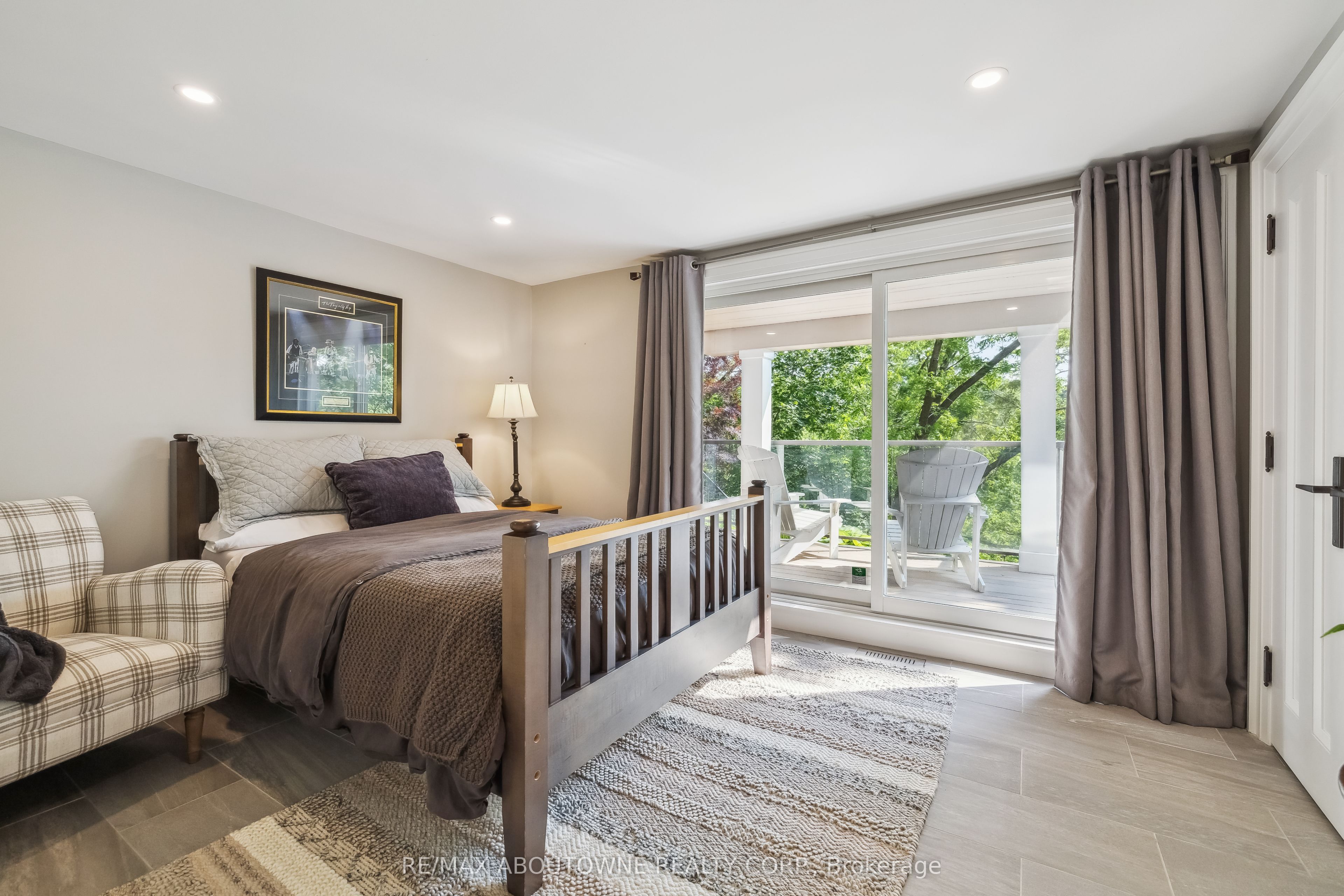 382 Trafalgar Road, Oakville ‣ W13763614 382 Trafalgar Road, Oakville ‣ W13763614