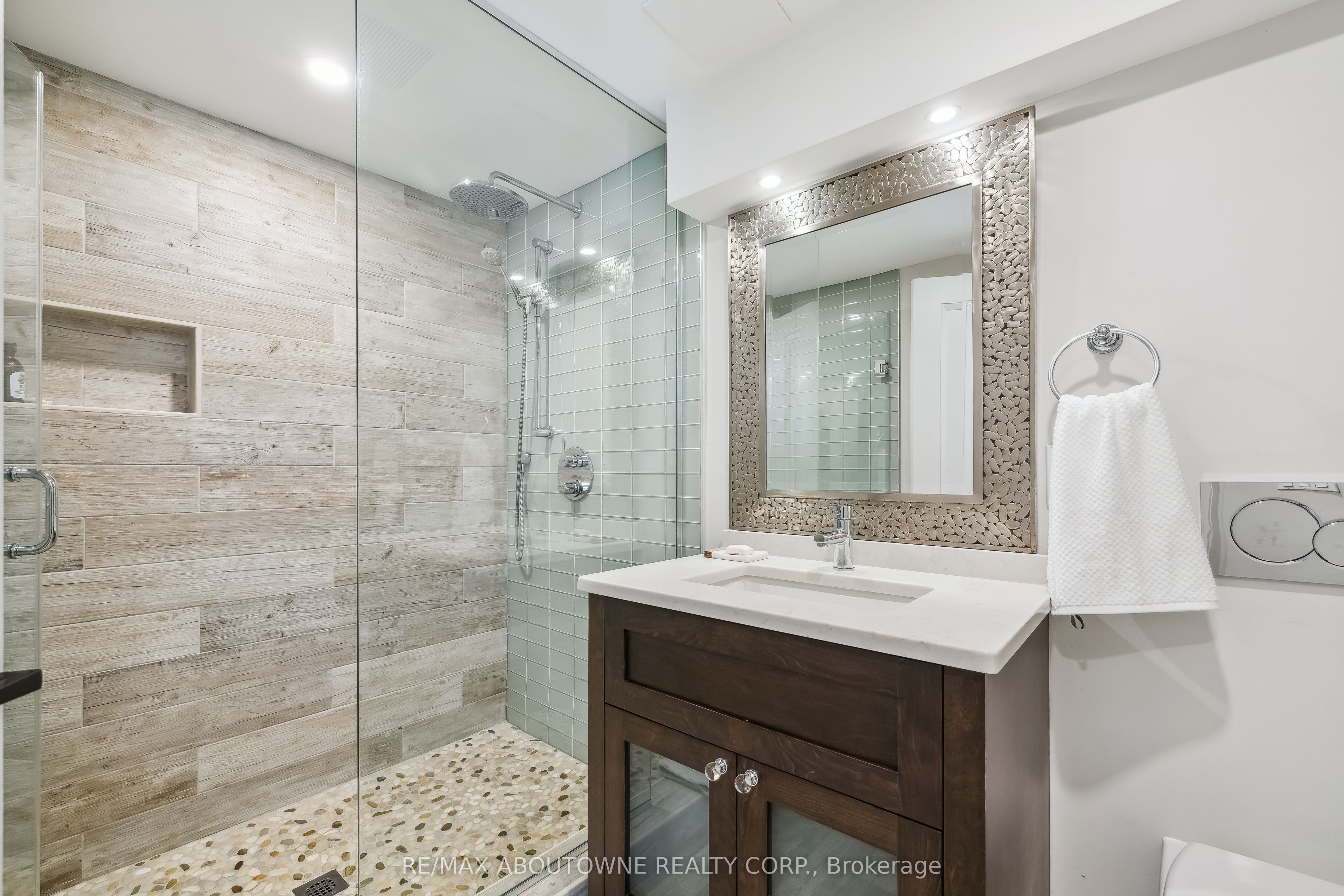 382 Trafalgar Road, Oakville ‣ W13763614 382 Trafalgar Road, Oakville ‣ W13763614