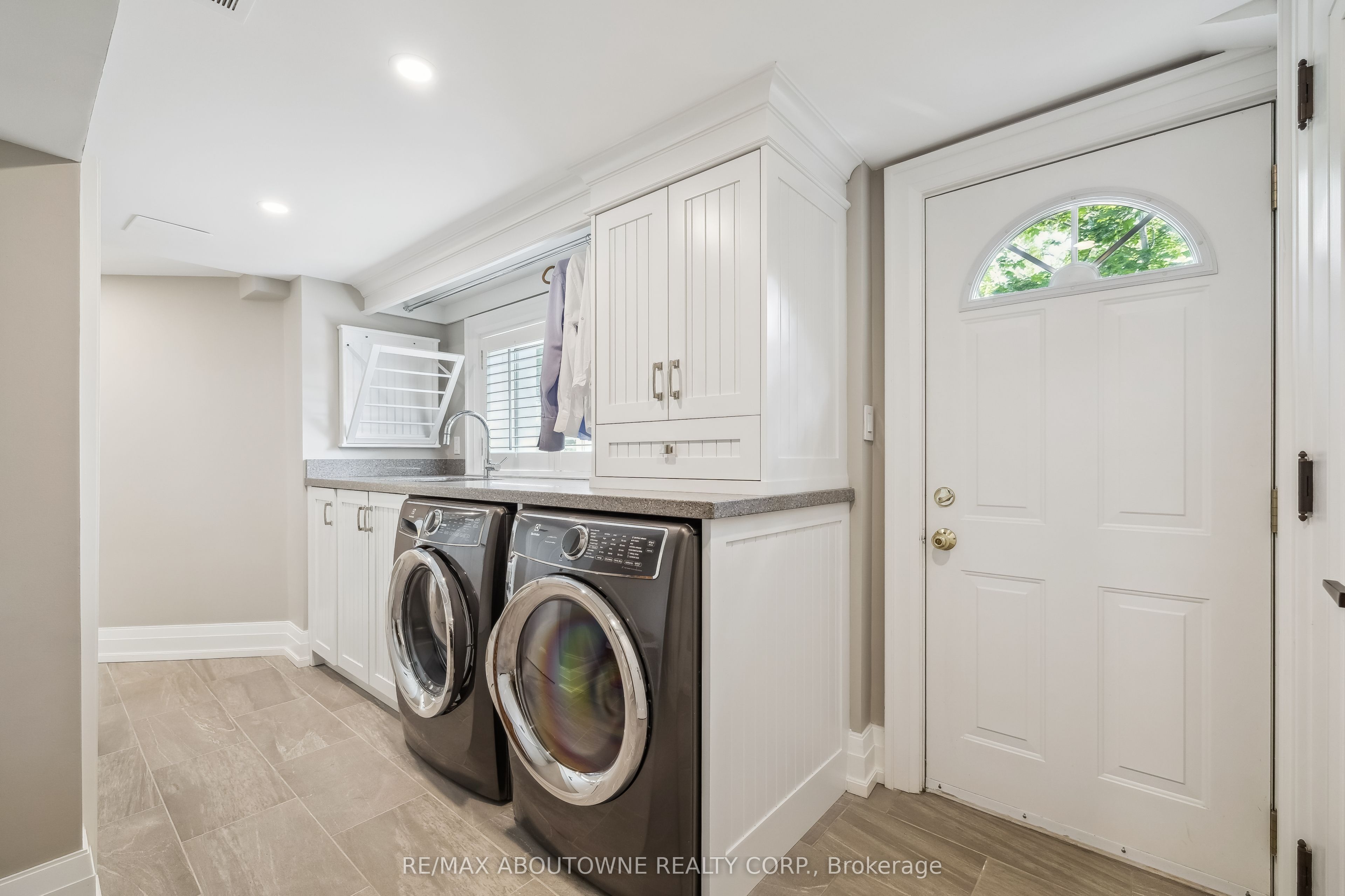382 Trafalgar Road, Oakville ‣ W13763614 382 Trafalgar Road, Oakville ‣ W13763614