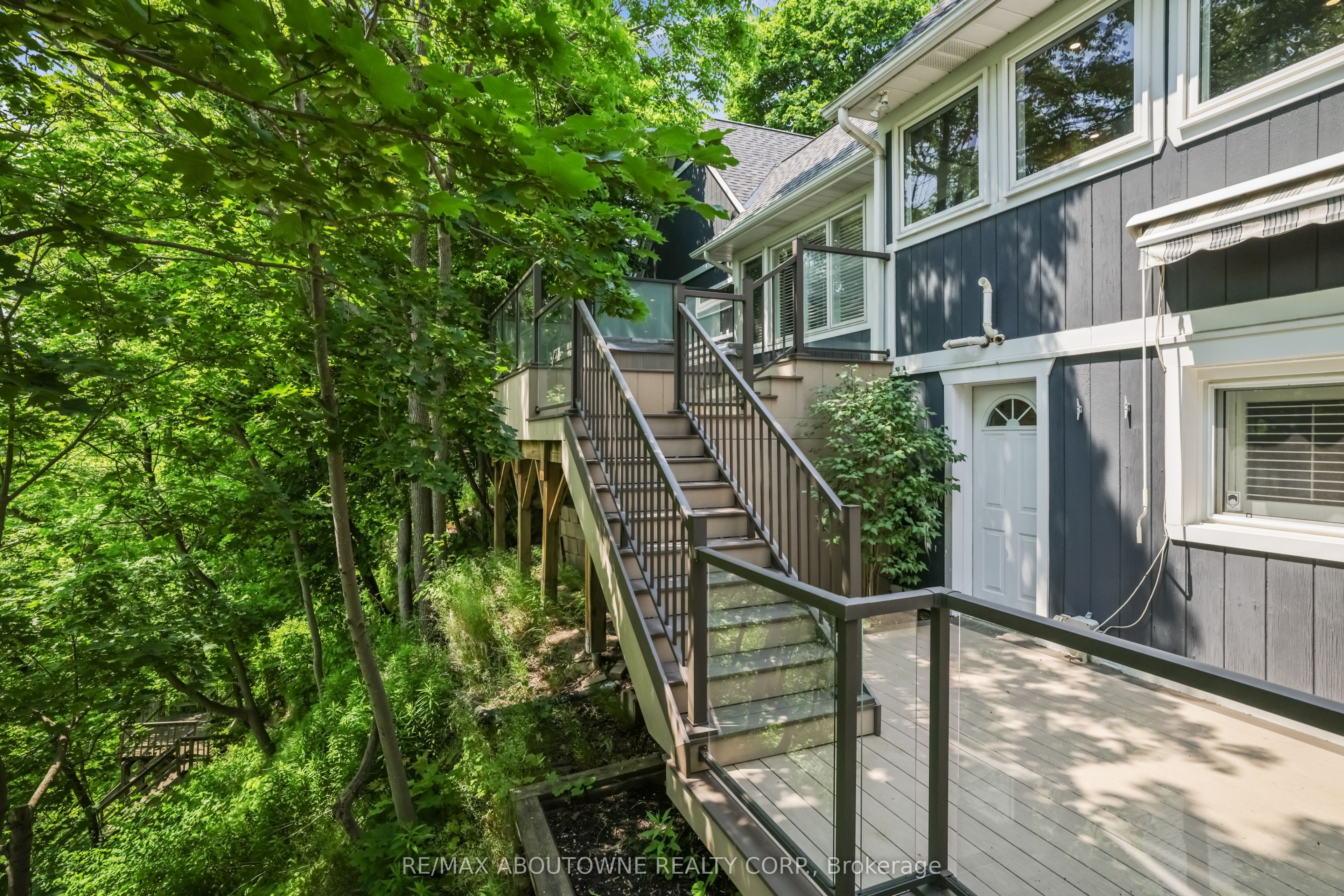 382 Trafalgar Road, Oakville ‣ W13763614 382 Trafalgar Road, Oakville ‣ W13763614