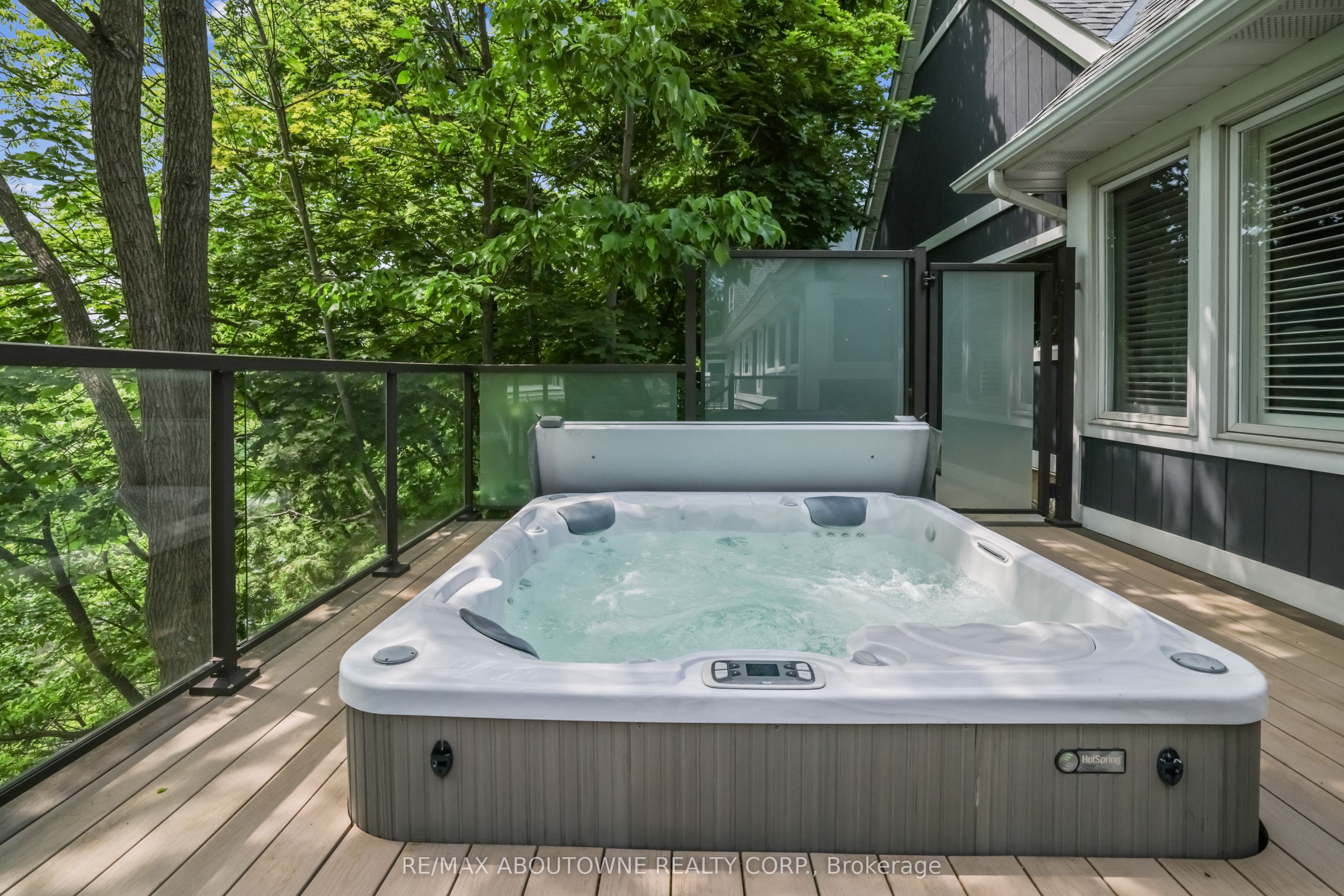 382 Trafalgar Road, Oakville ‣ W13763614 382 Trafalgar Road, Oakville ‣ W13763614