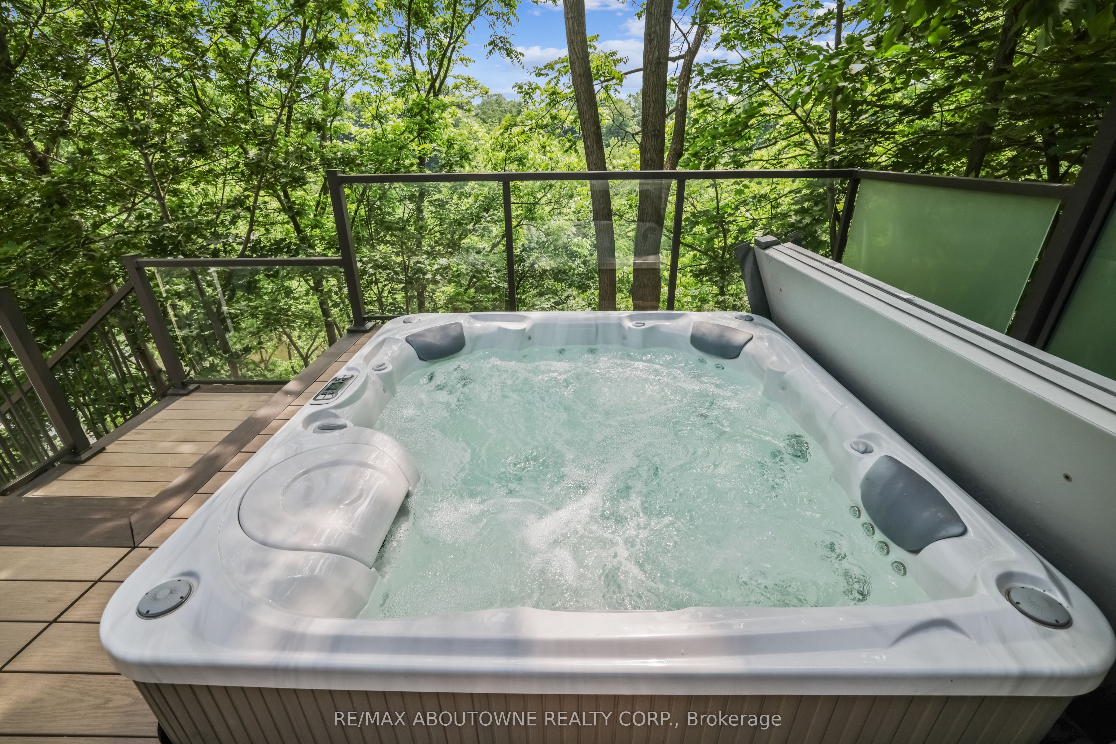382 Trafalgar Road, Oakville ‣ W13763614 382 Trafalgar Road, Oakville ‣ W13763614