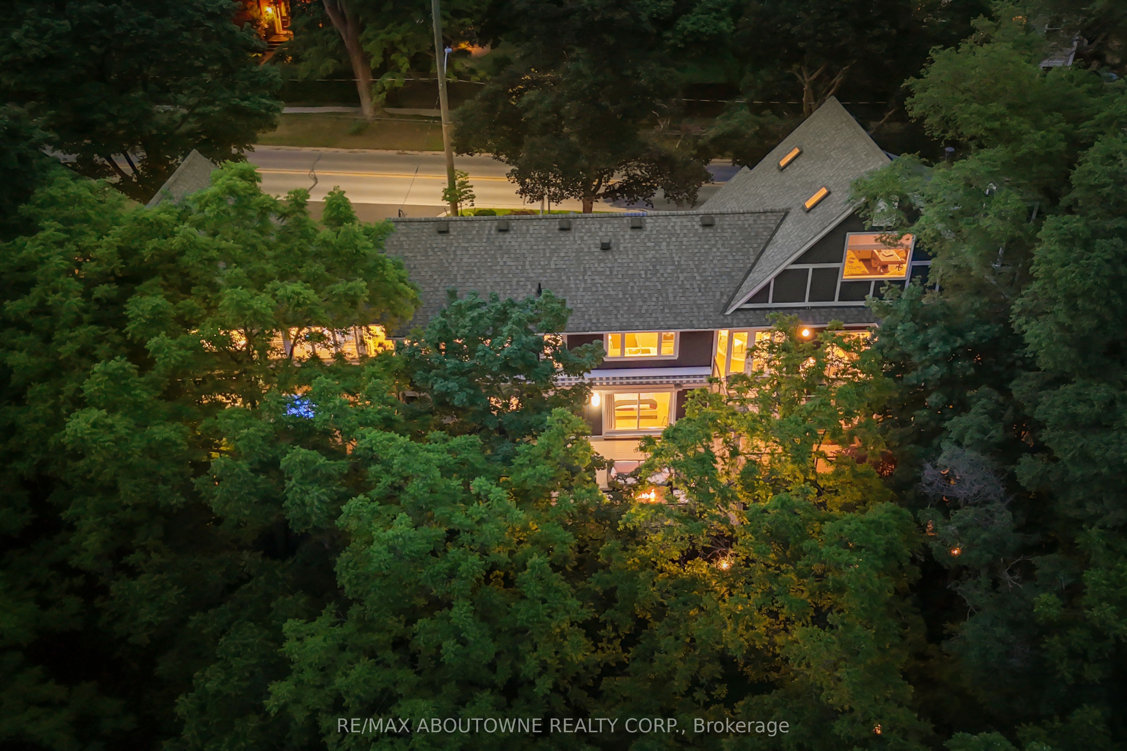 382 Trafalgar Road, Oakville ‣ W13763614 382 Trafalgar Road, Oakville ‣ W13763614