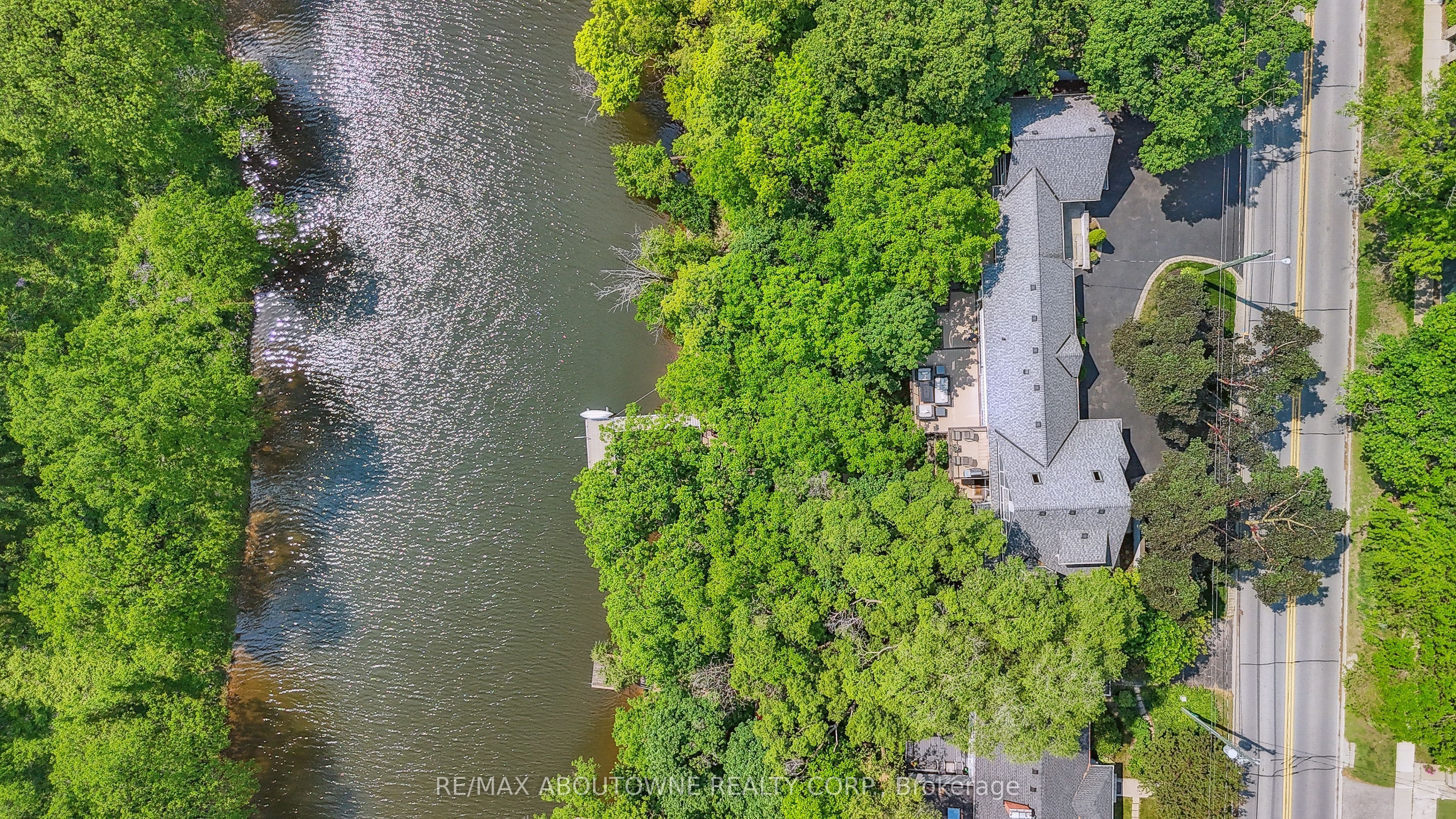 382 Trafalgar Road, Oakville ‣ W13763614 382 Trafalgar Road, Oakville ‣ W13763614