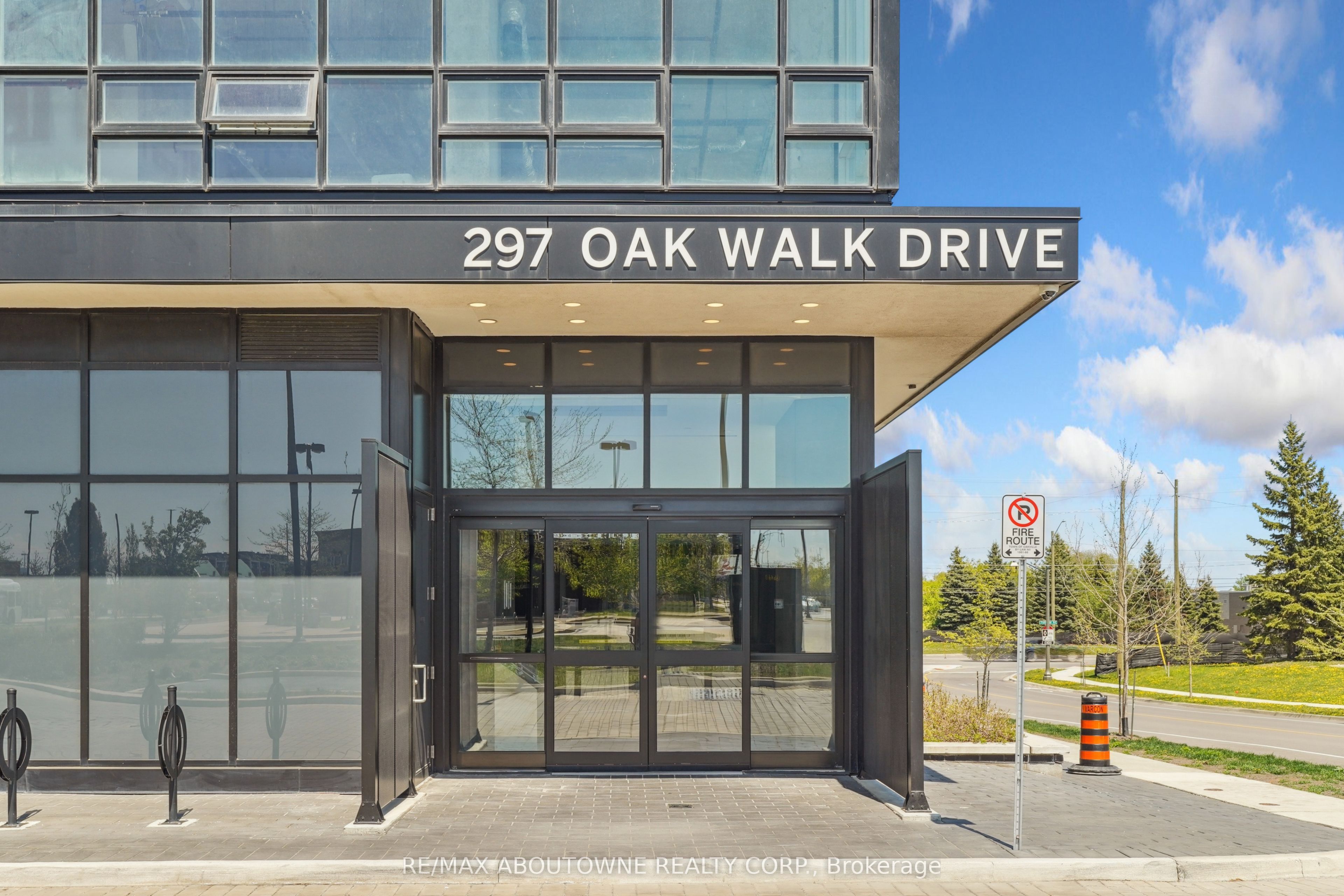 1605 – 297 Oak Walk Drive, Oakville
