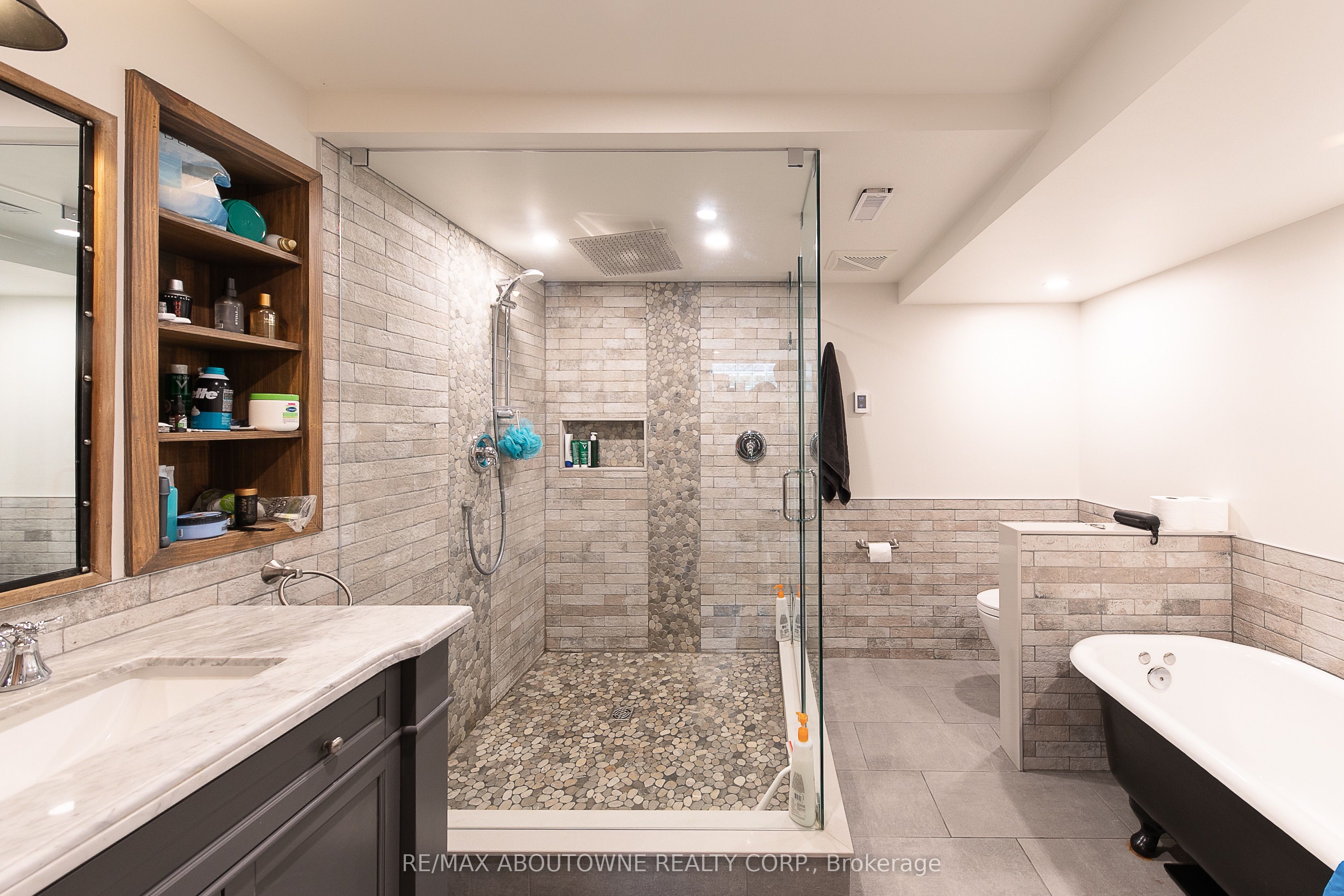 1290 Braeside Drive, Oakville ‣ W13791354 1290 Braeside Drive, Oakville ‣ W13791354